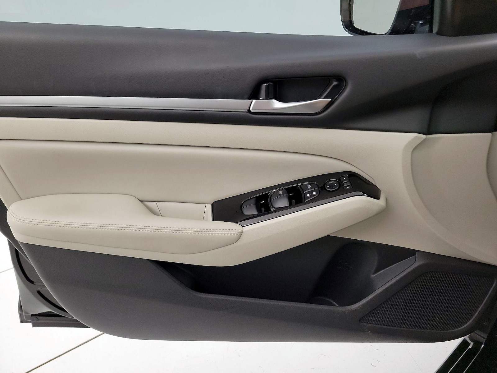 2025 Nissan Altima SL - Photo 13