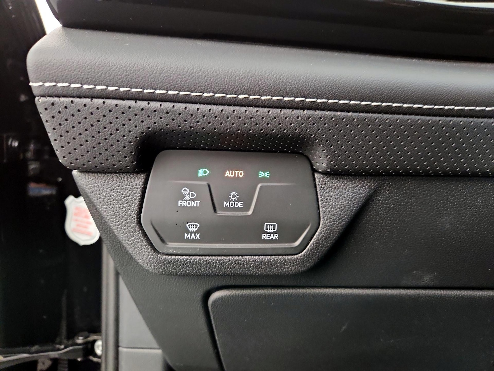 2025 Volkswagen Atlas SE w/Tech - Photo 14