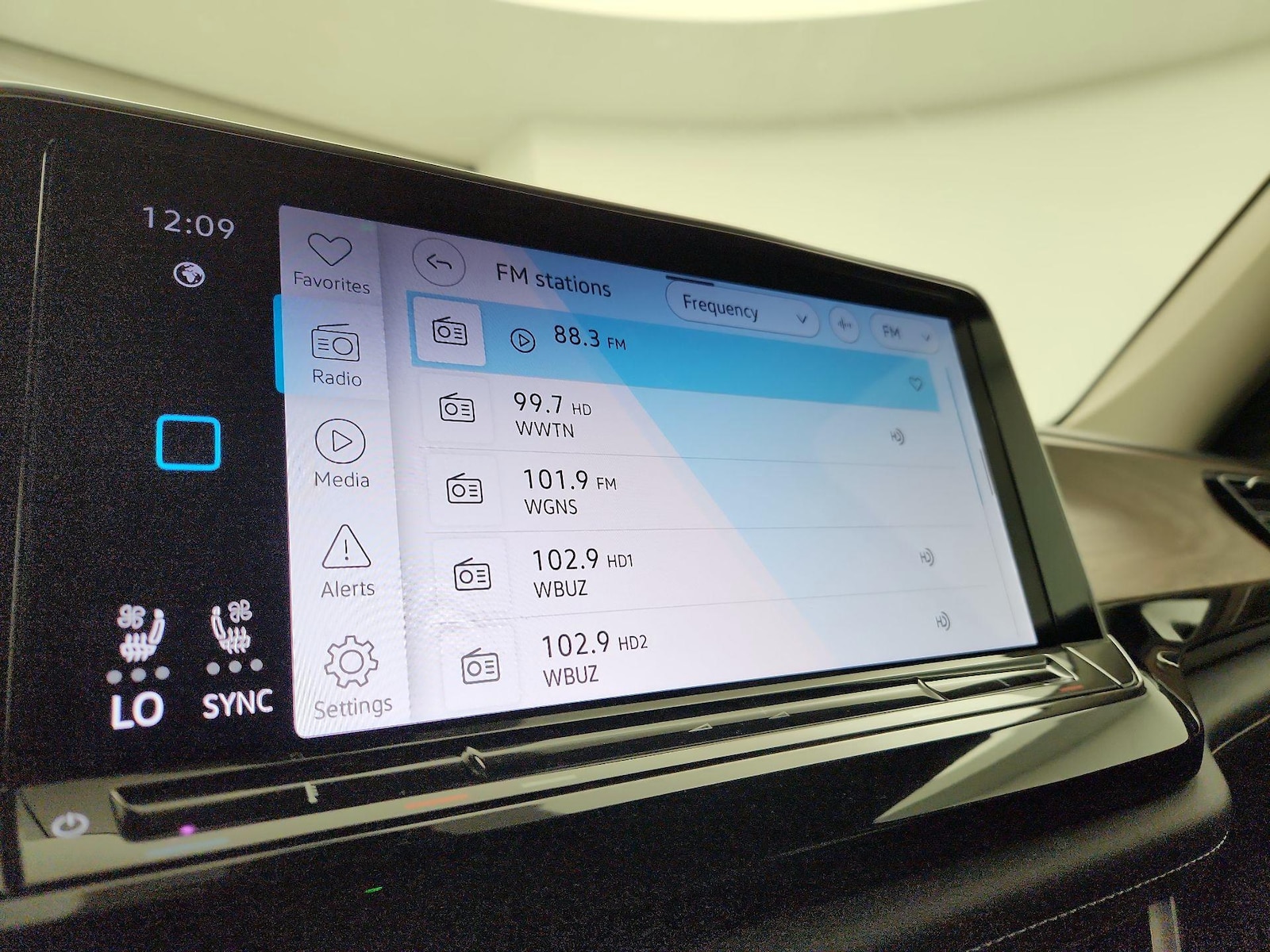2025 Volkswagen Atlas SE w/Tech - Photo 16