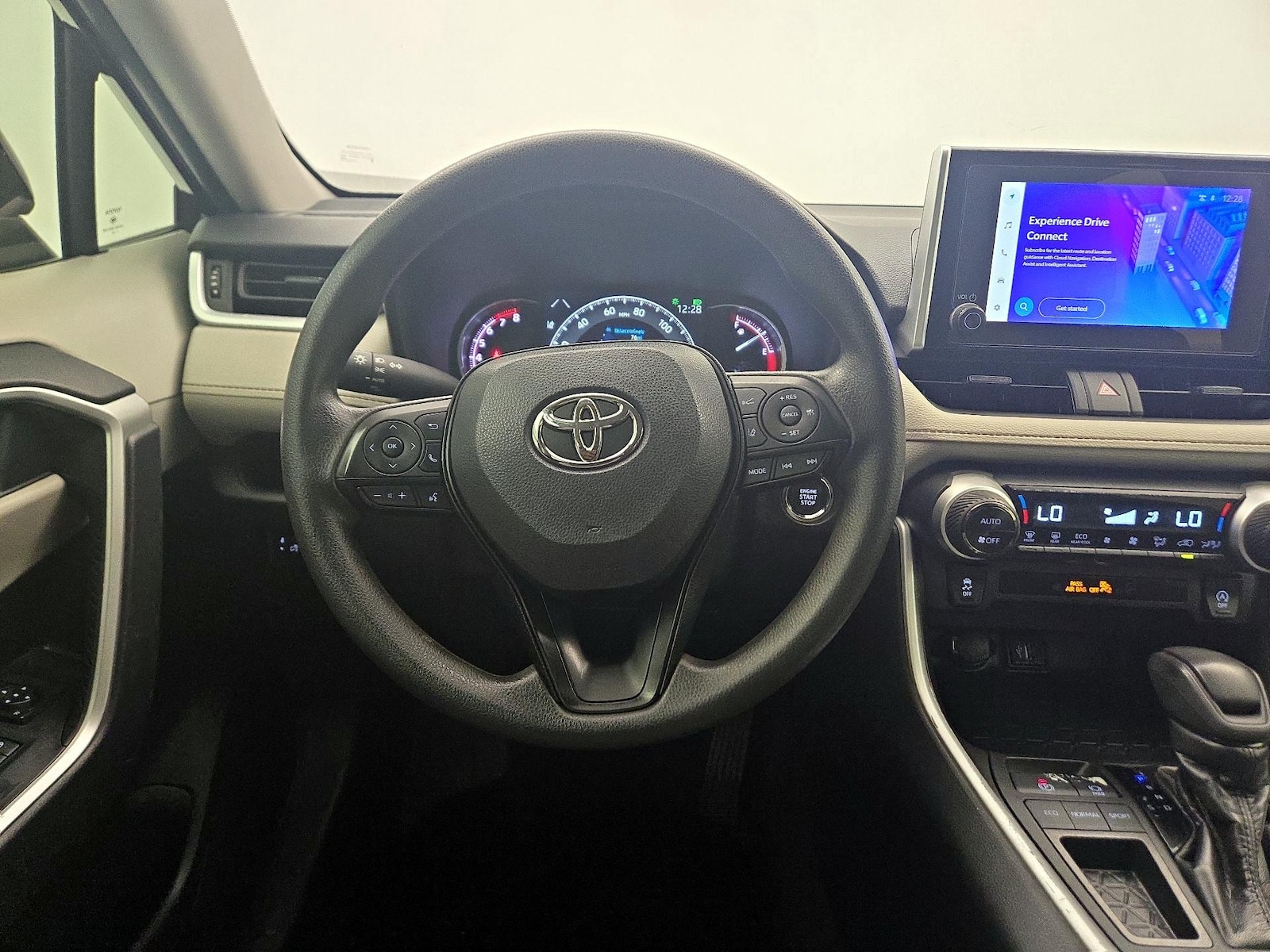2024 Toyota RAV4 XLE - Photo 11