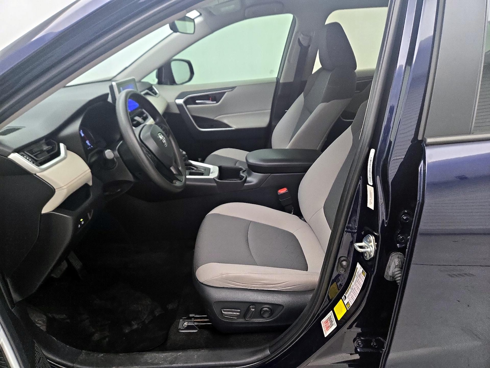 2024 Toyota RAV4 XLE - Photo 12
