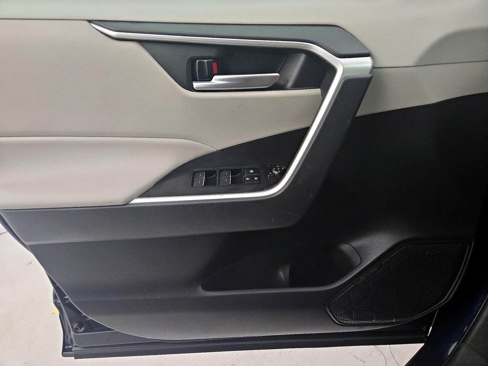 2024 Toyota RAV4 XLE - Photo 13