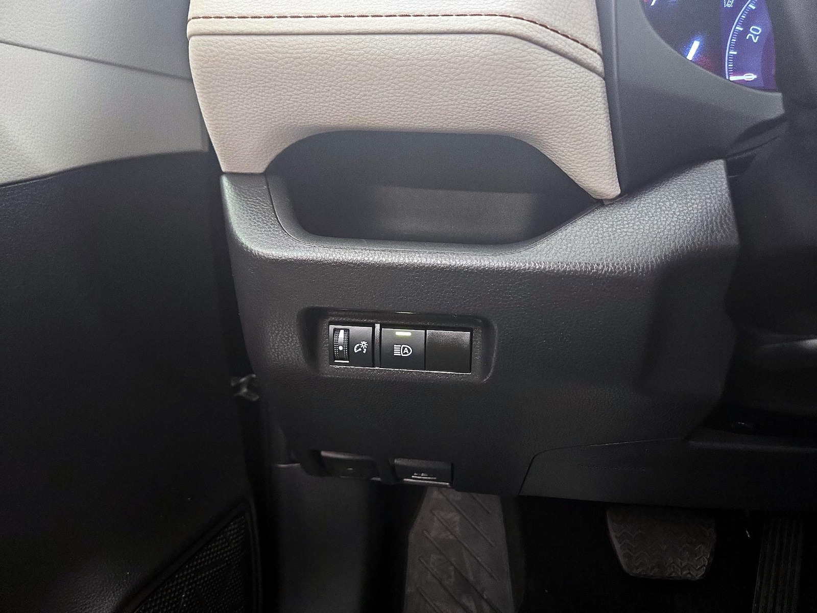 2024 Toyota RAV4 XLE - Photo 14