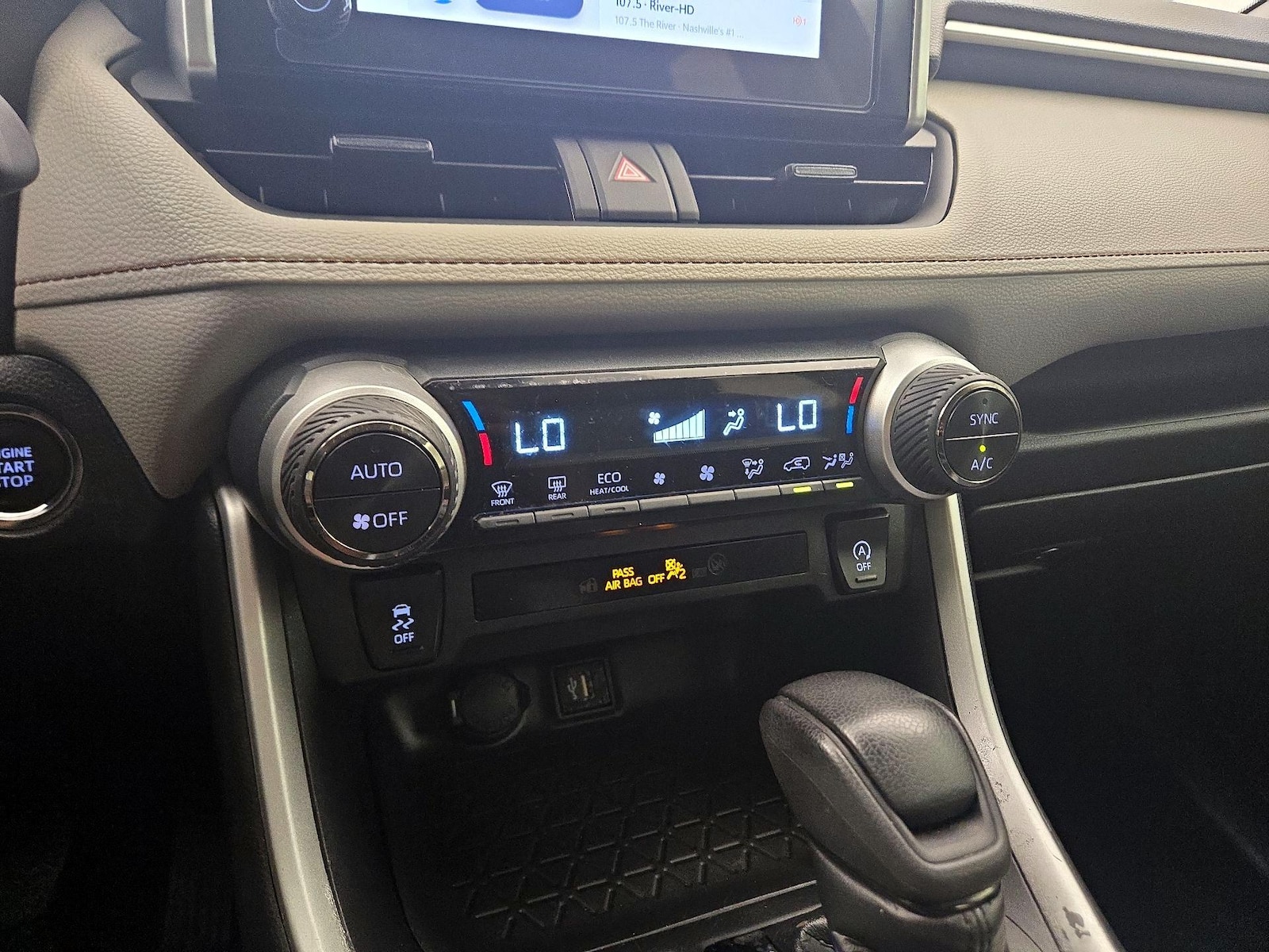 2024 Toyota RAV4 XLE - Photo 18