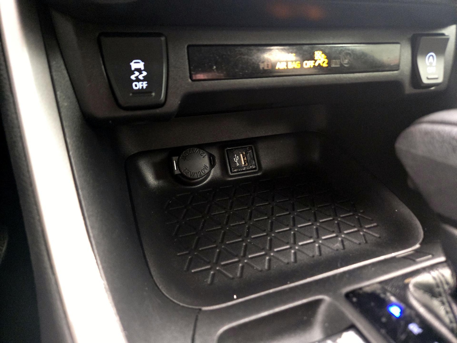 2024 Toyota RAV4 XLE - Photo 20