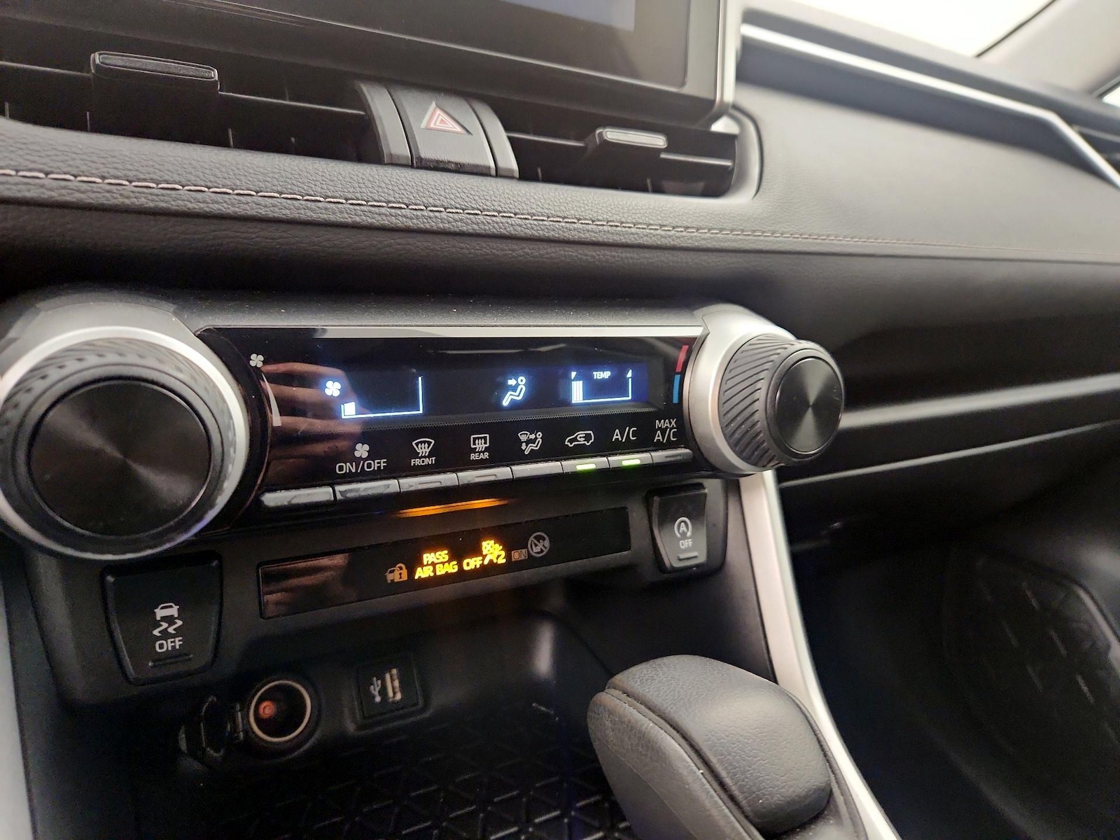 2025 Toyota RAV4 LE - Photo 18