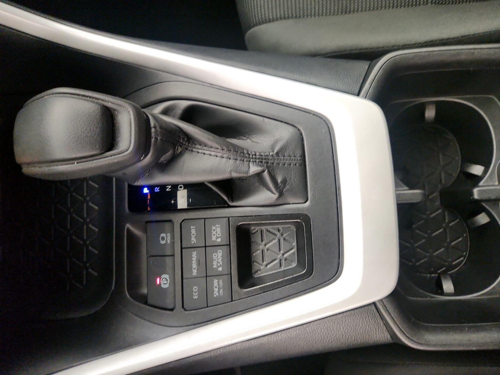 2025 Toyota RAV4 LE - Photo 19