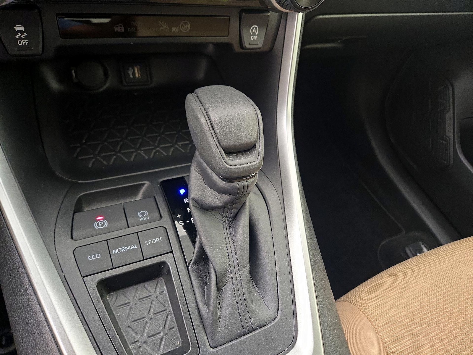 2025 Toyota RAV4 LE - Photo 16