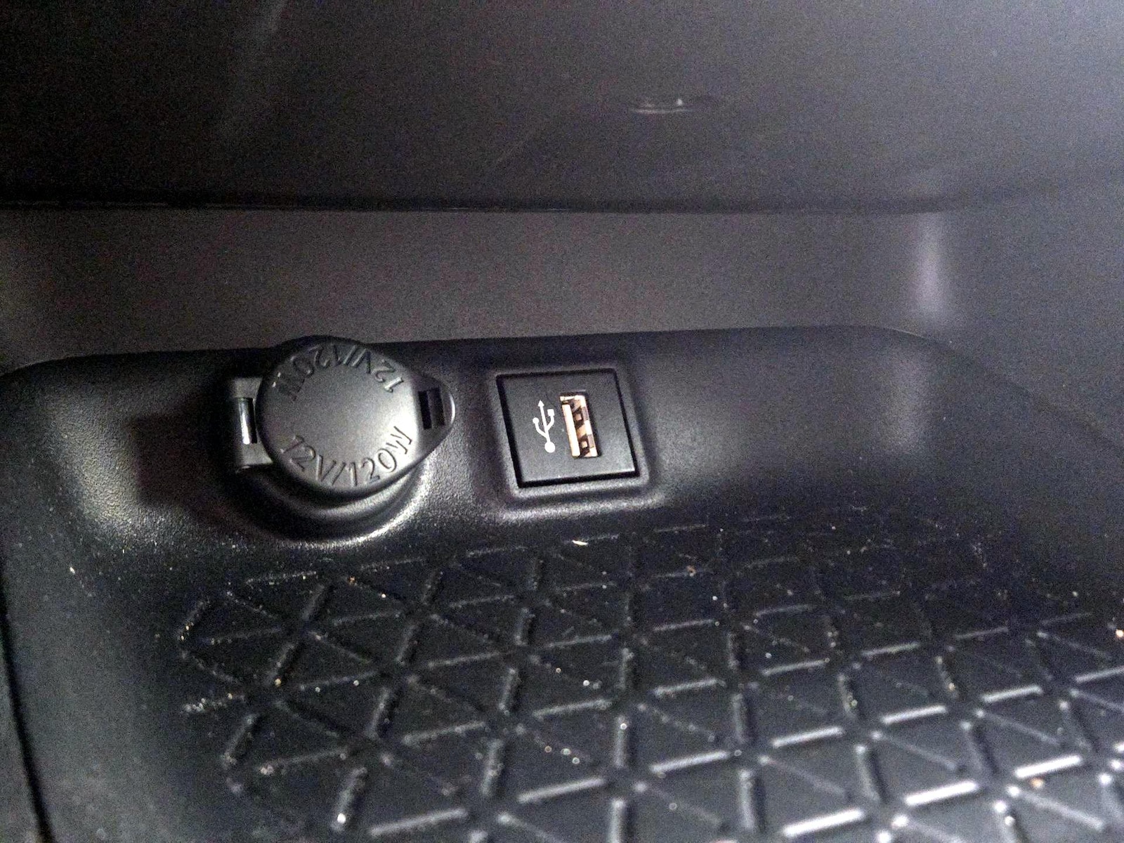 2025 Toyota RAV4 LE - Photo 17