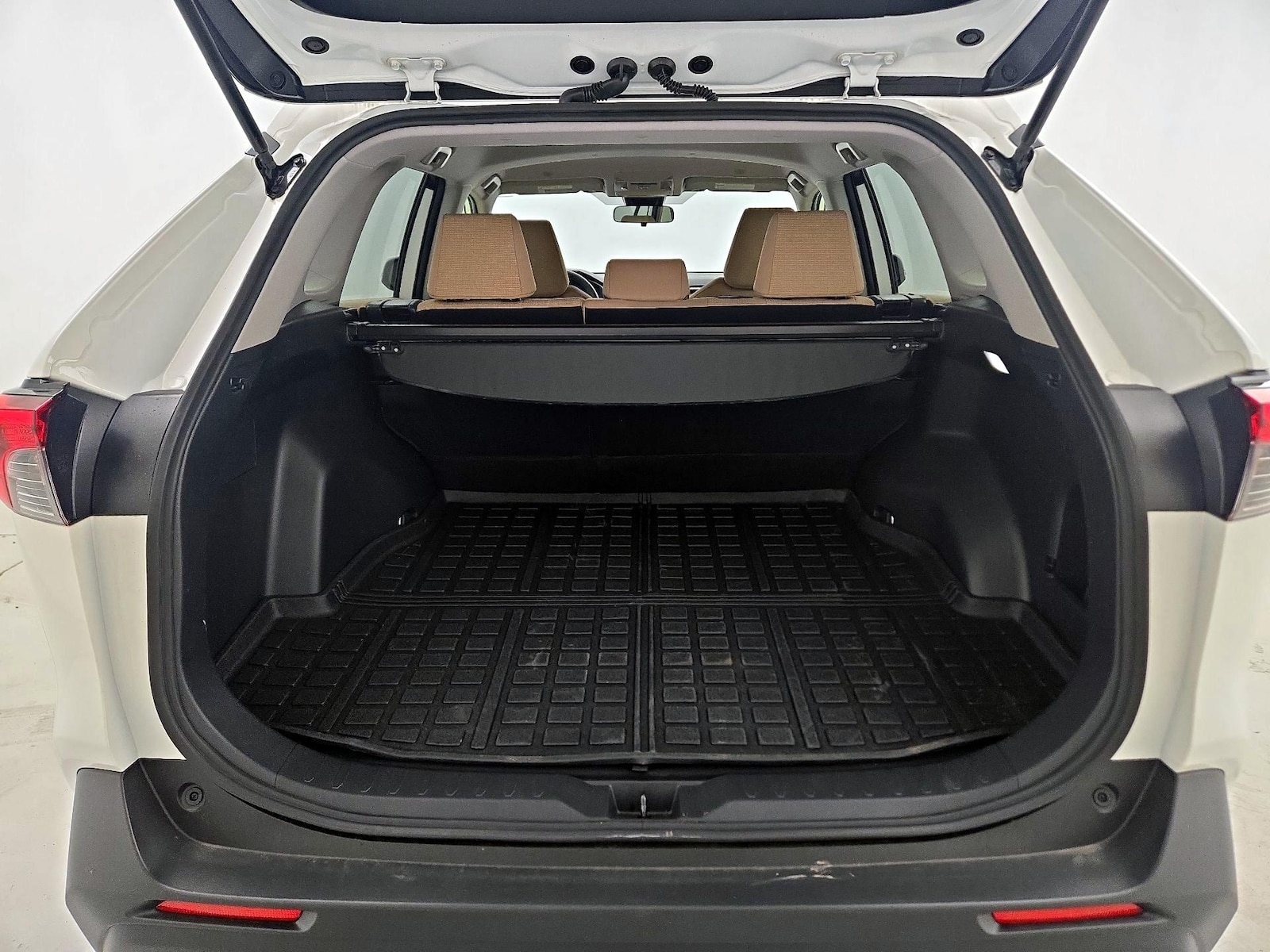 2025 Toyota RAV4 LE - Photo 19