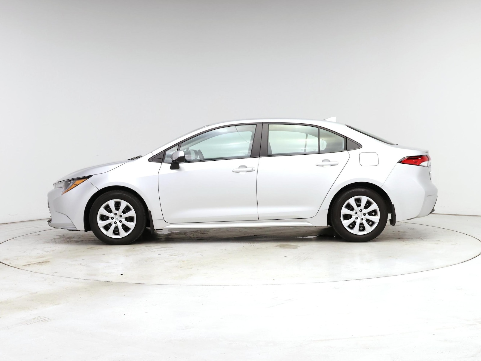 2026 Toyota Corolla LE - Photo 4