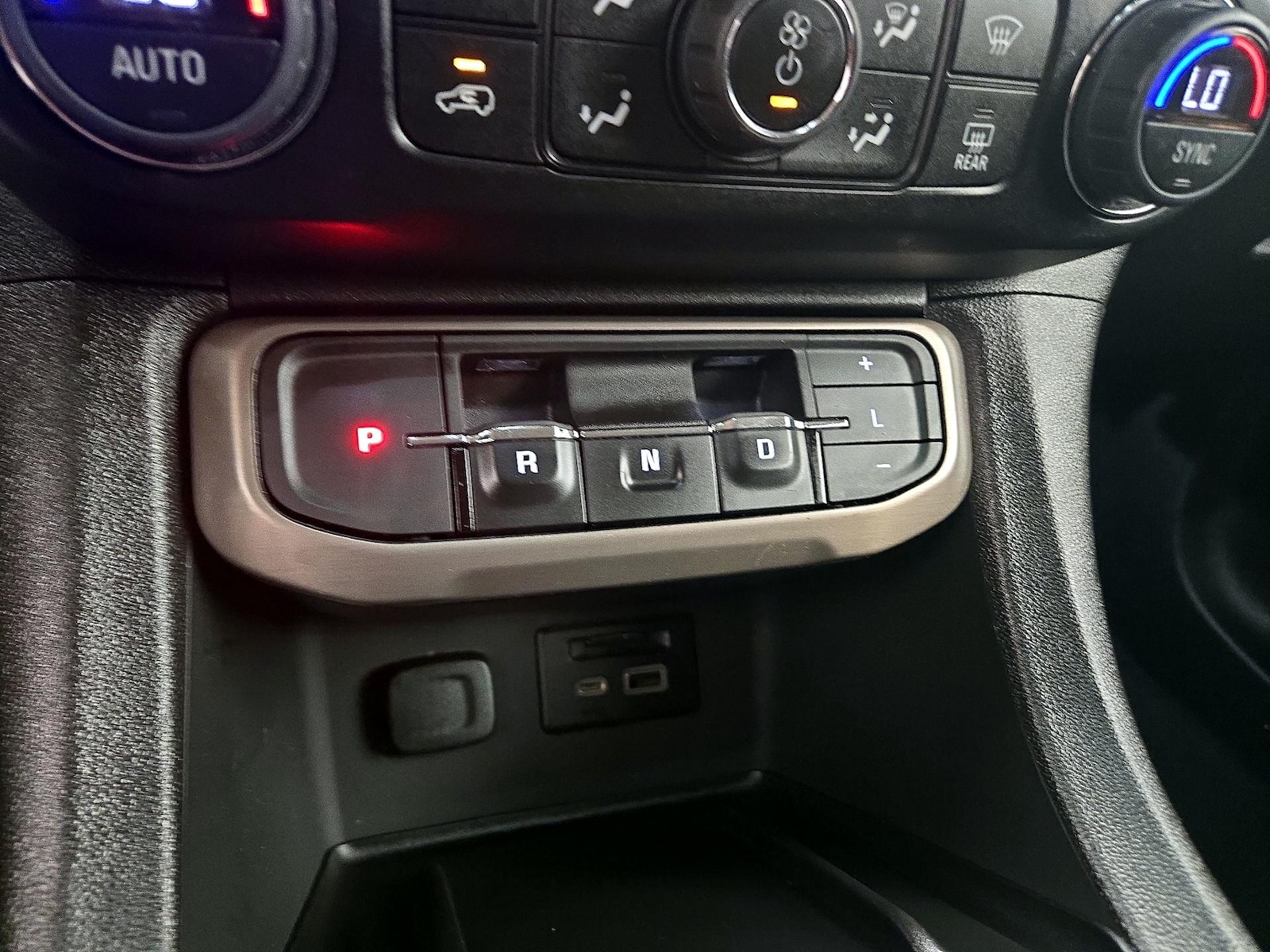 2023 GMC Acadia Denali - Photo 19