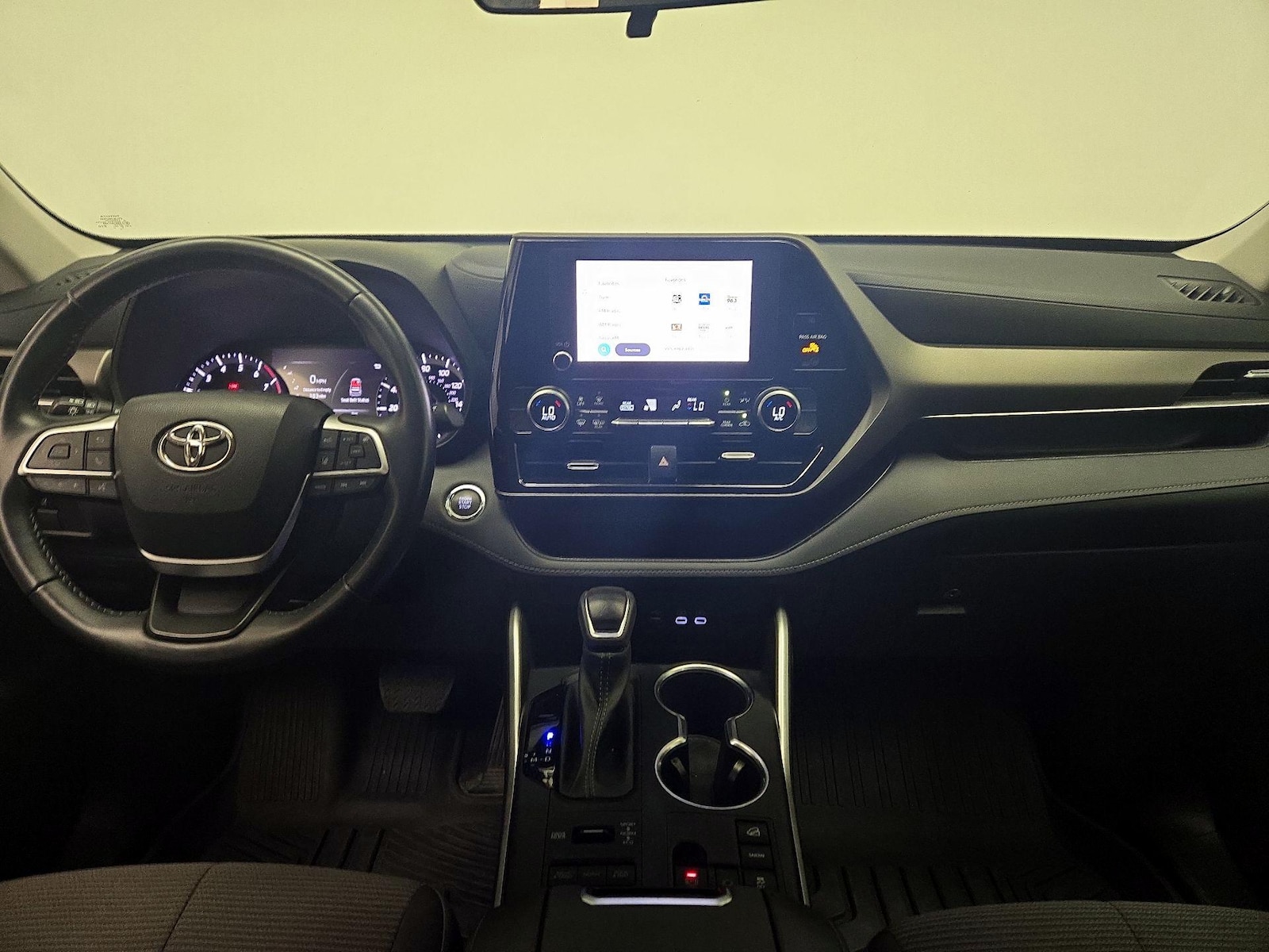 2023 Toyota Highlander LE - Photo 10