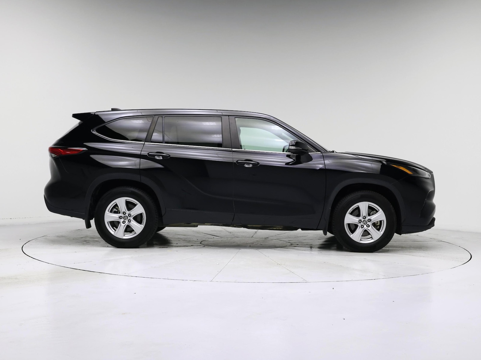 2023 Toyota Highlander LE - Photo 8