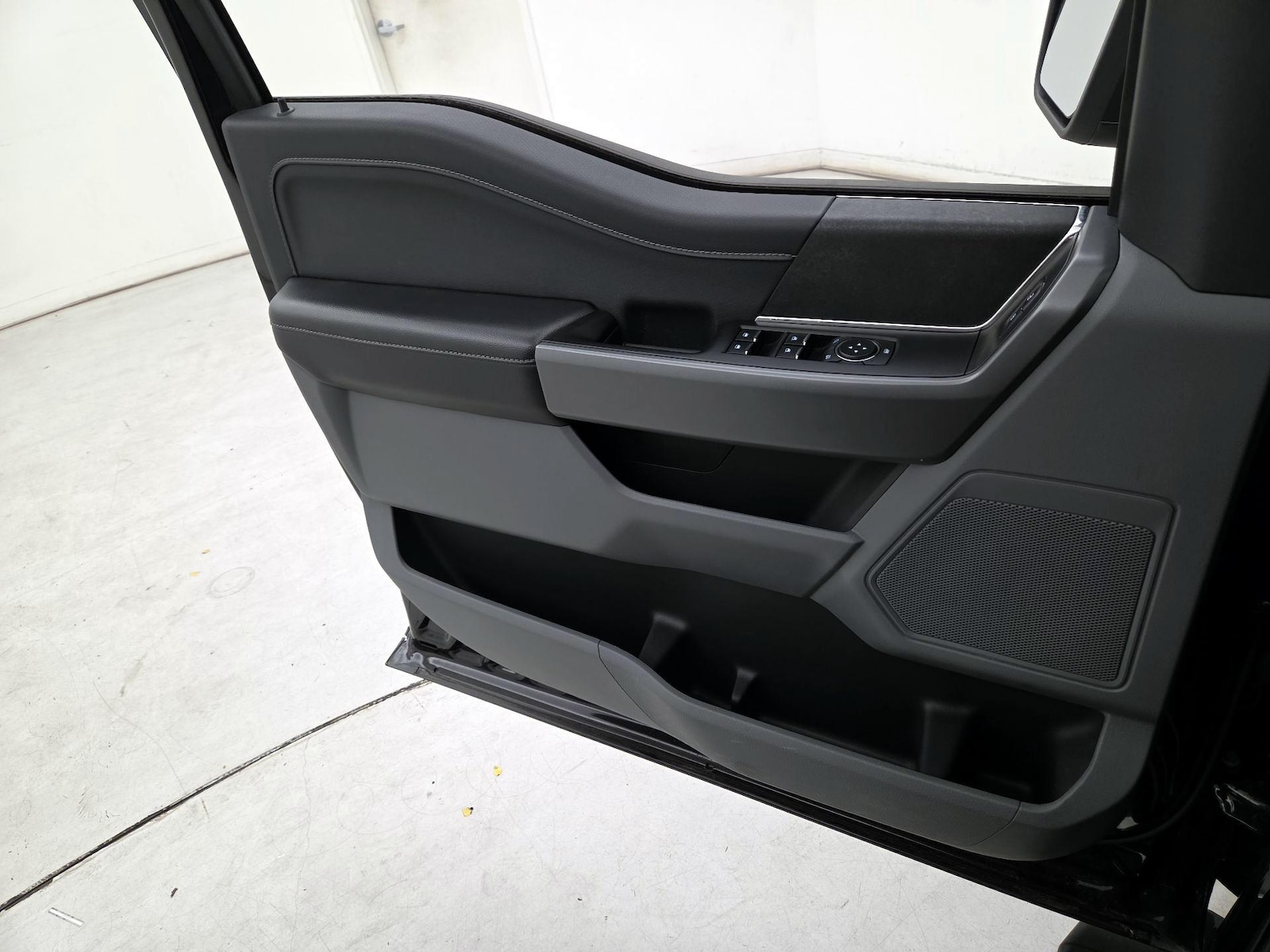 2025 Ford F-150 XLT - Photo 13