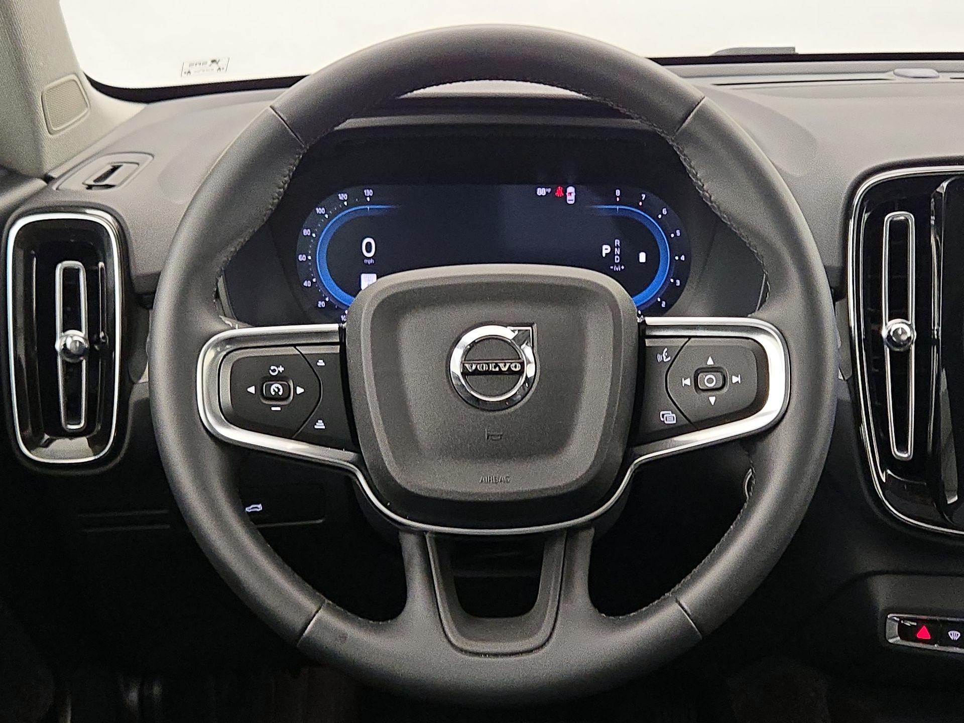 Thumbnail: 2025 Volvo XC40 - 10
