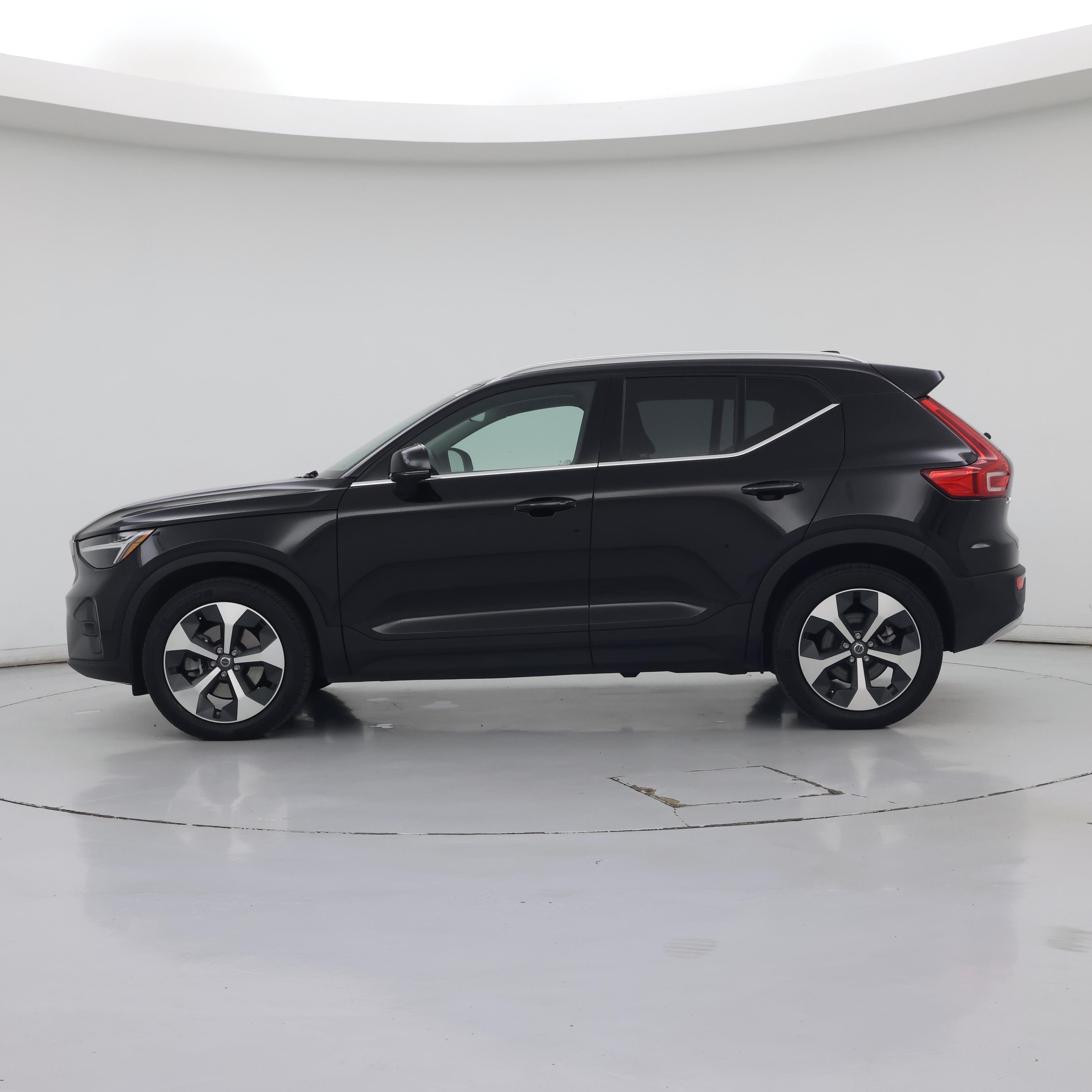 Thumbnail: 2025 Volvo XC40 - 3