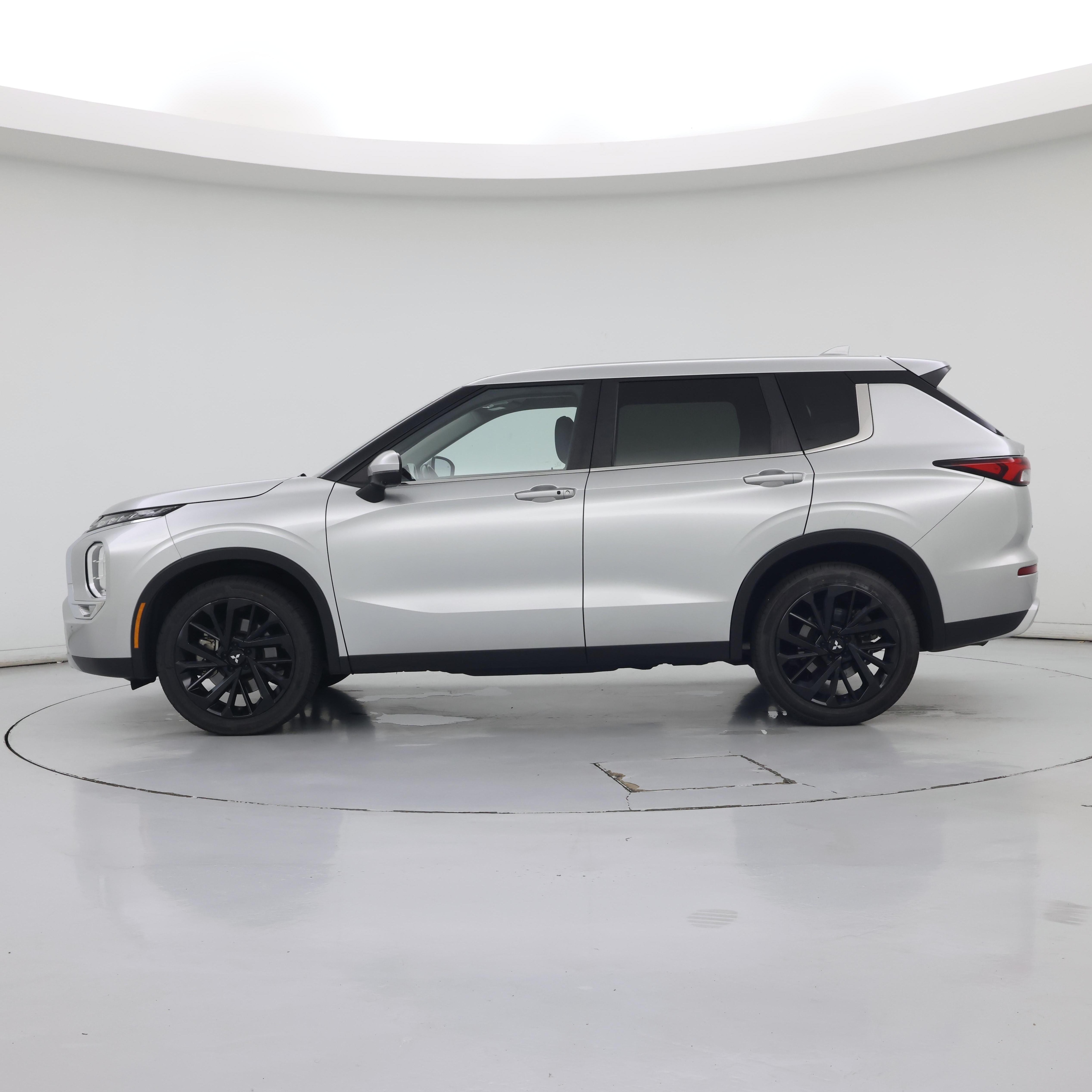 Thumbnail: 2024 Mitsubishi Outlander - 3