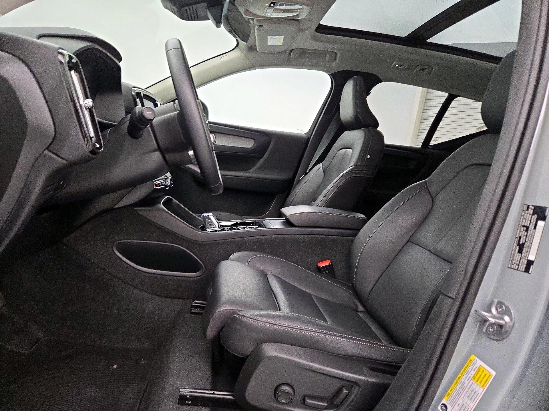 Thumbnail: 2025 Volvo XC40 - 11