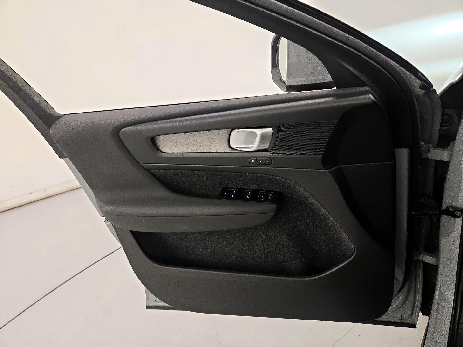 Thumbnail: 2025 Volvo XC40 - 12