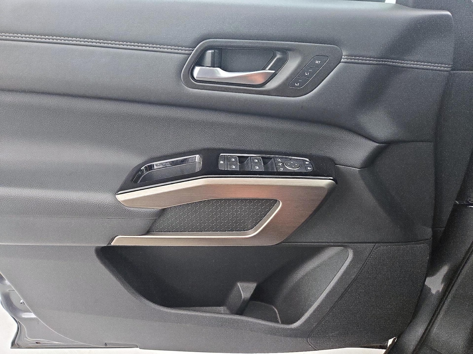 2025 Nissan Pathfinder Platinum - Photo 13