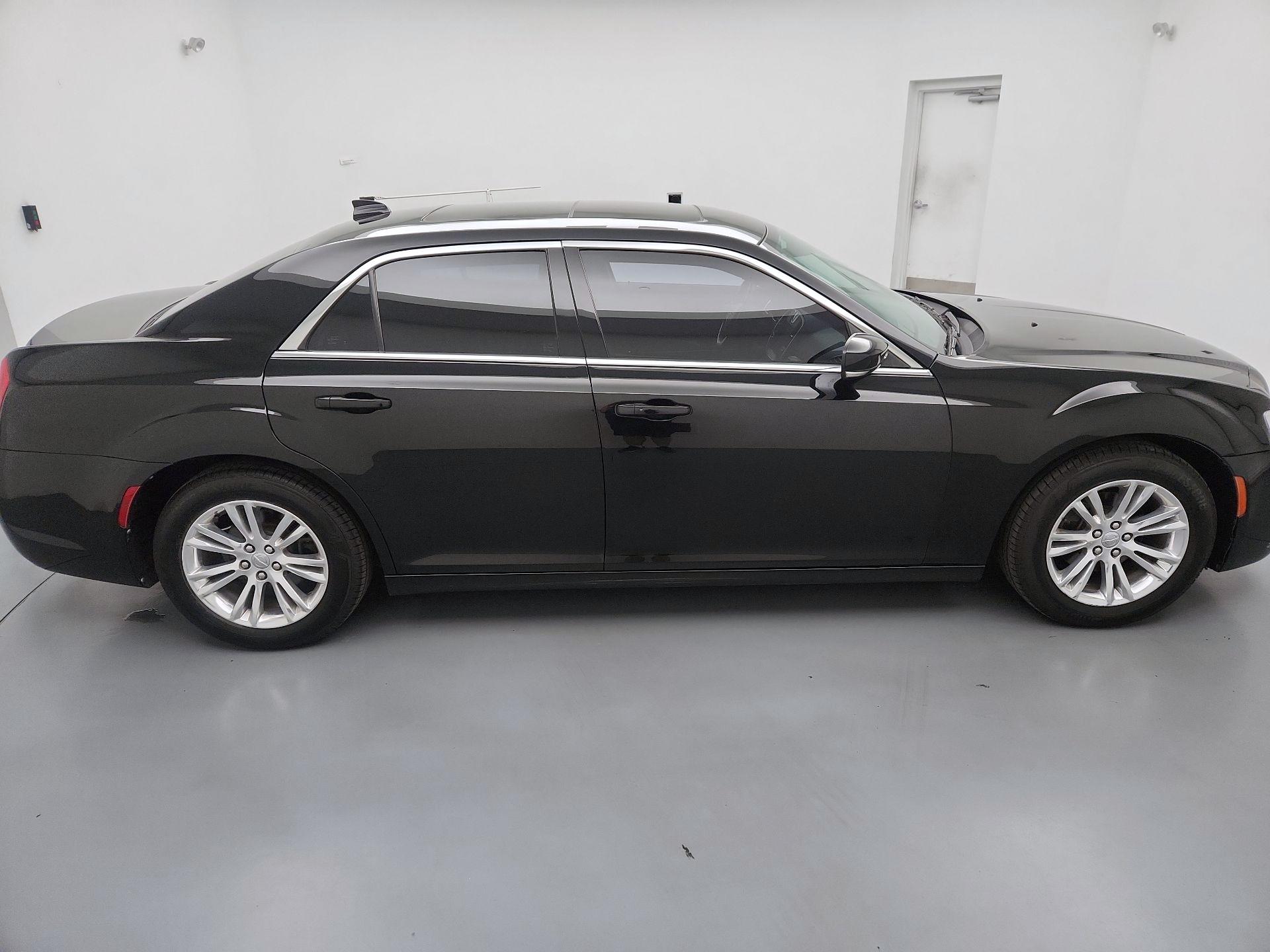 Thumbnail: 2021 Chrysler 300 - 4