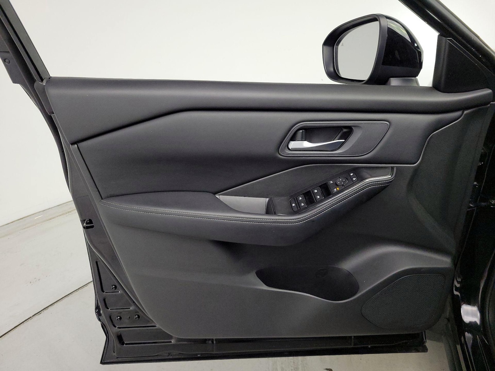 2025 Nissan Rogue SV - Photo 13
