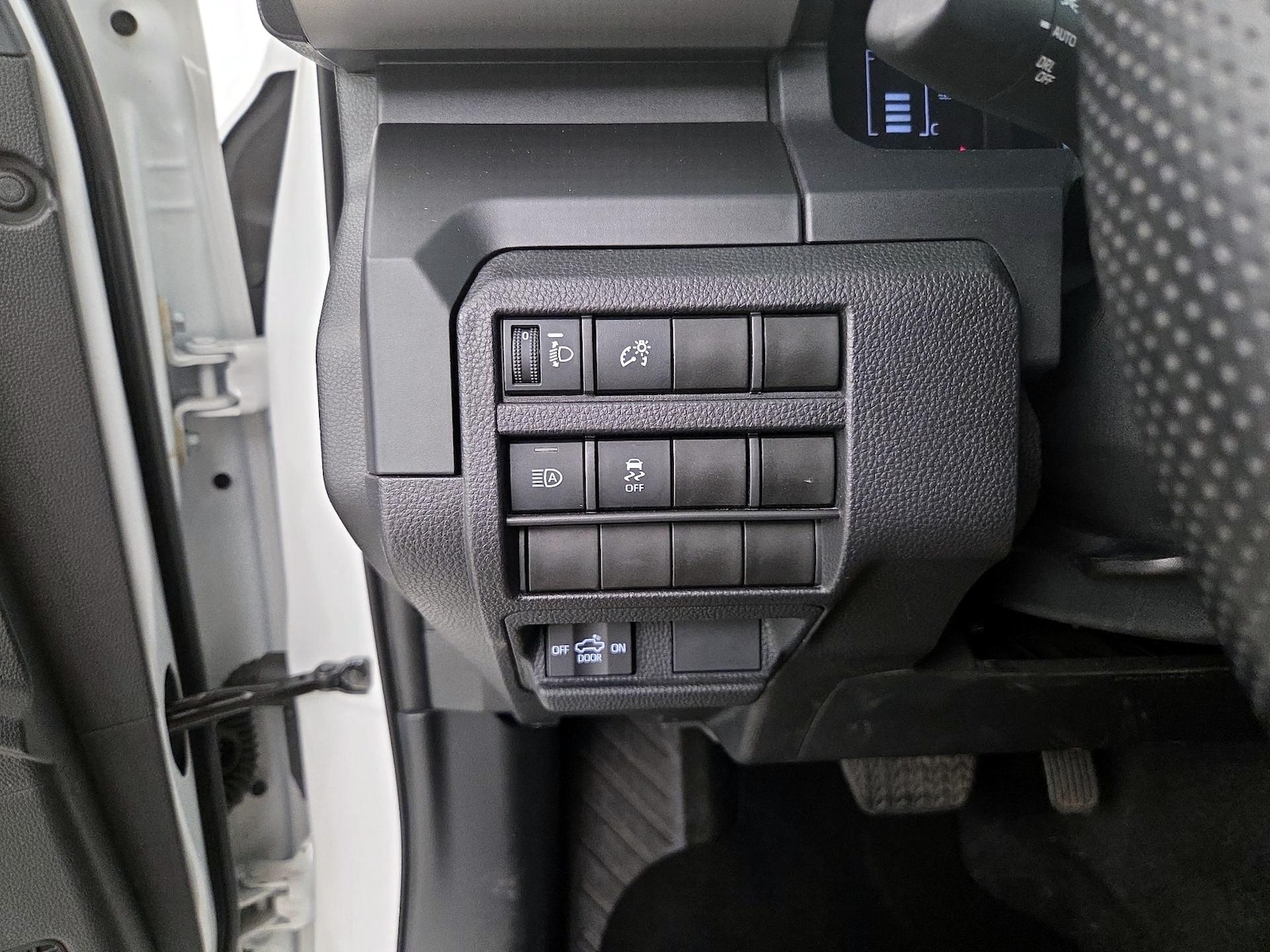 2025 Toyota Tacoma SR - Photo 14