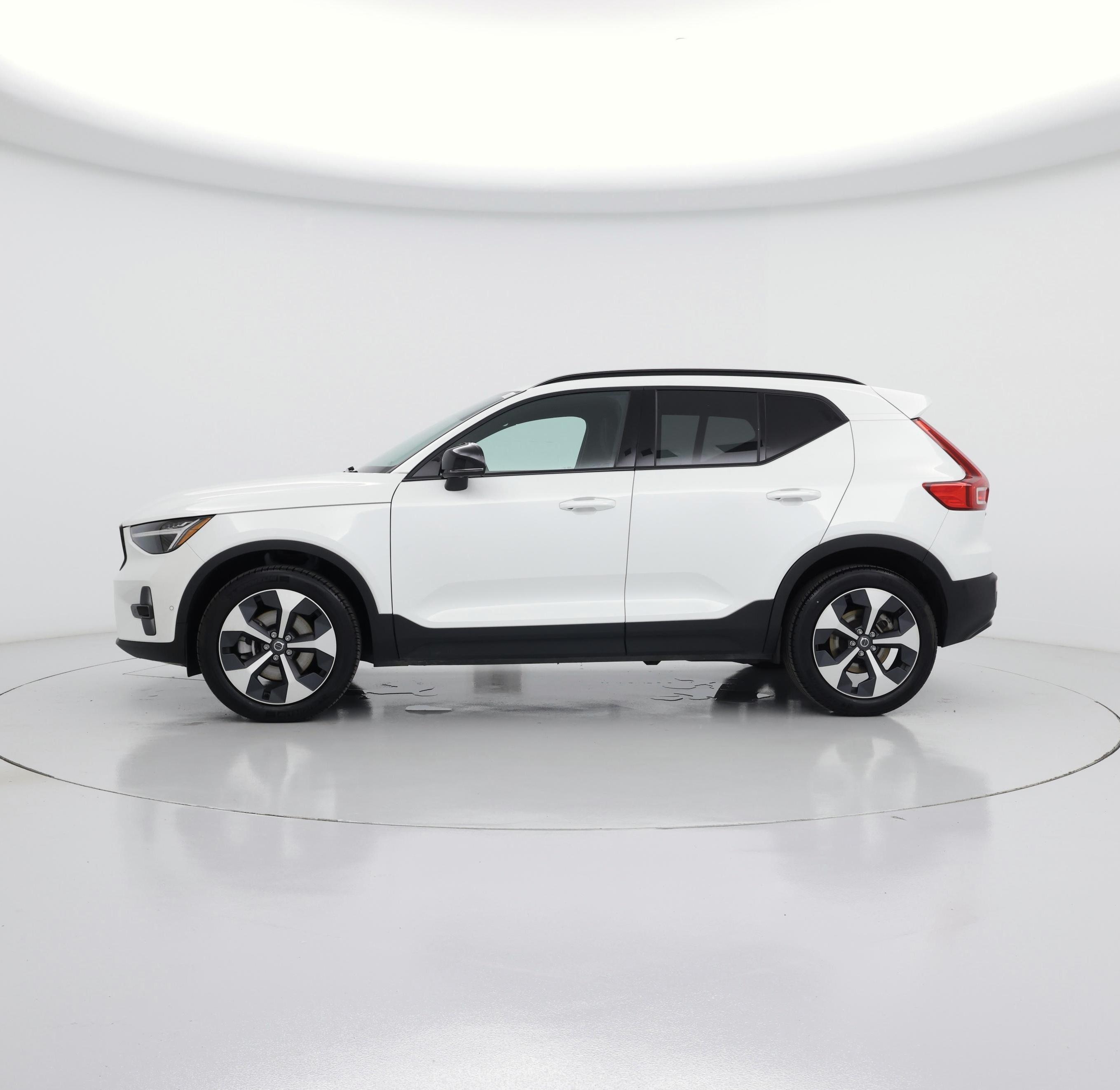 Thumbnail: 2025 Volvo XC40 - 3