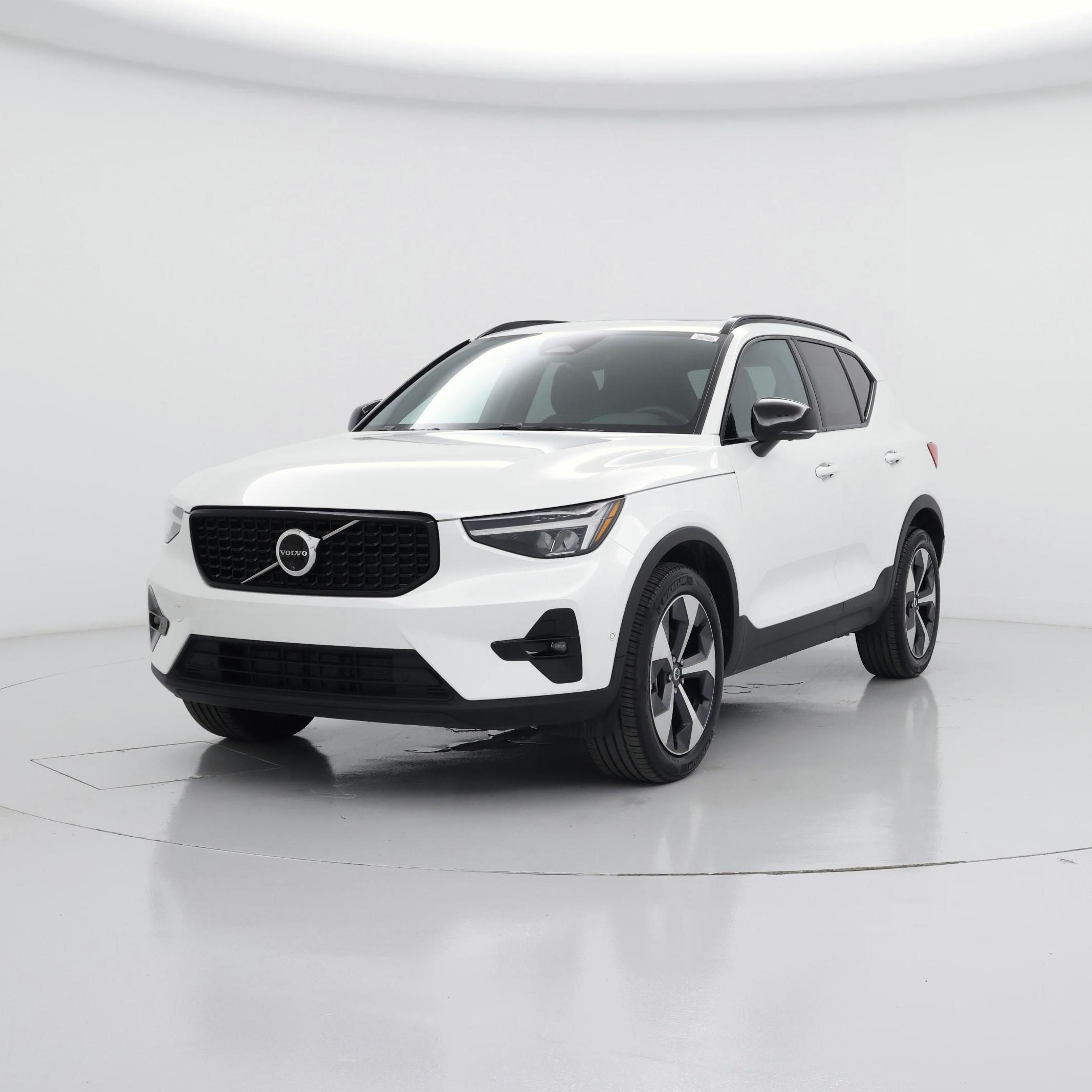Thumbnail: 2025 Volvo XC40 - 4