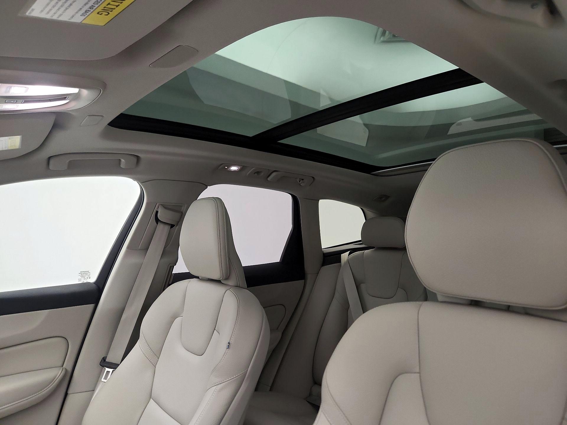 Thumbnail: 2025 Volvo XC60 - 20