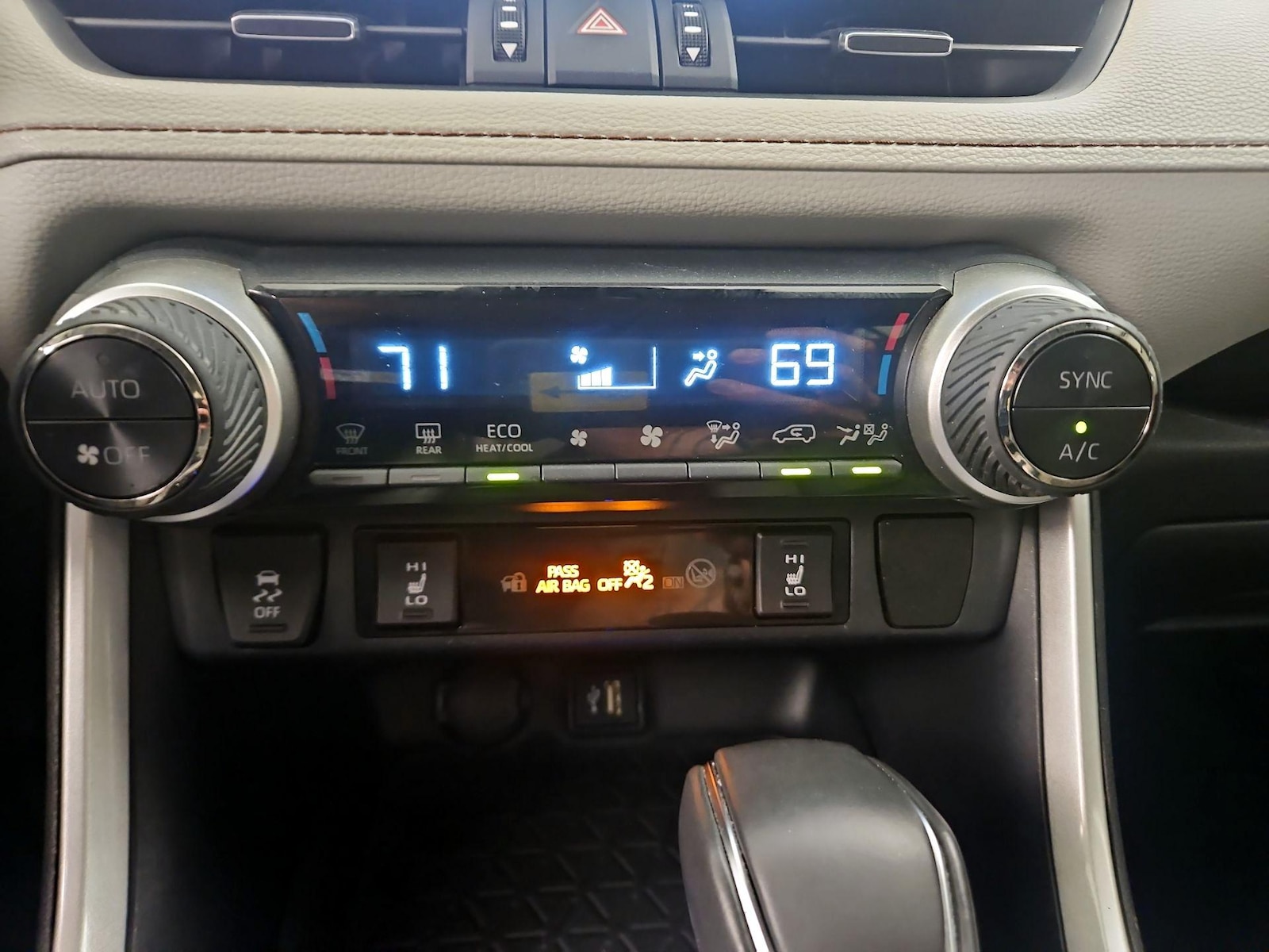 2024 Toyota RAV4 XLE Premium - Photo 18