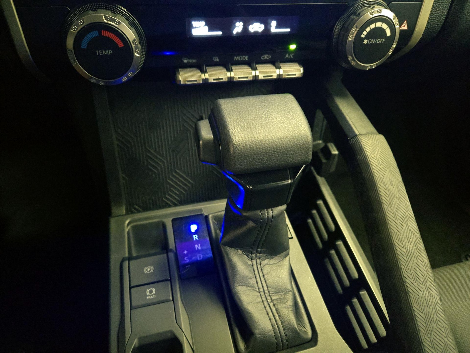 2024 Toyota Tacoma SR - Photo 18