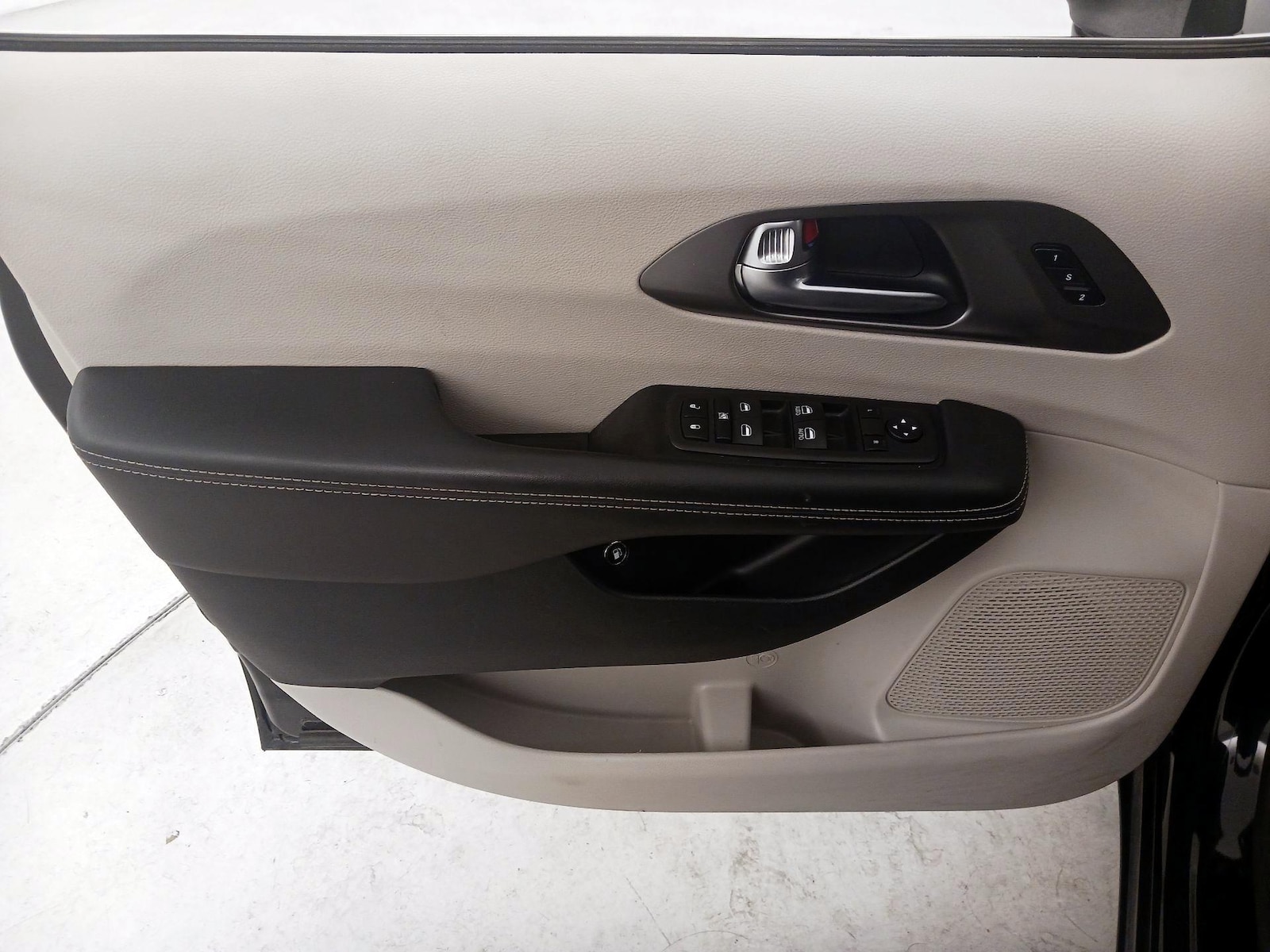 2023 Chrysler Pacifica Hybrid Touring L - Photo 13