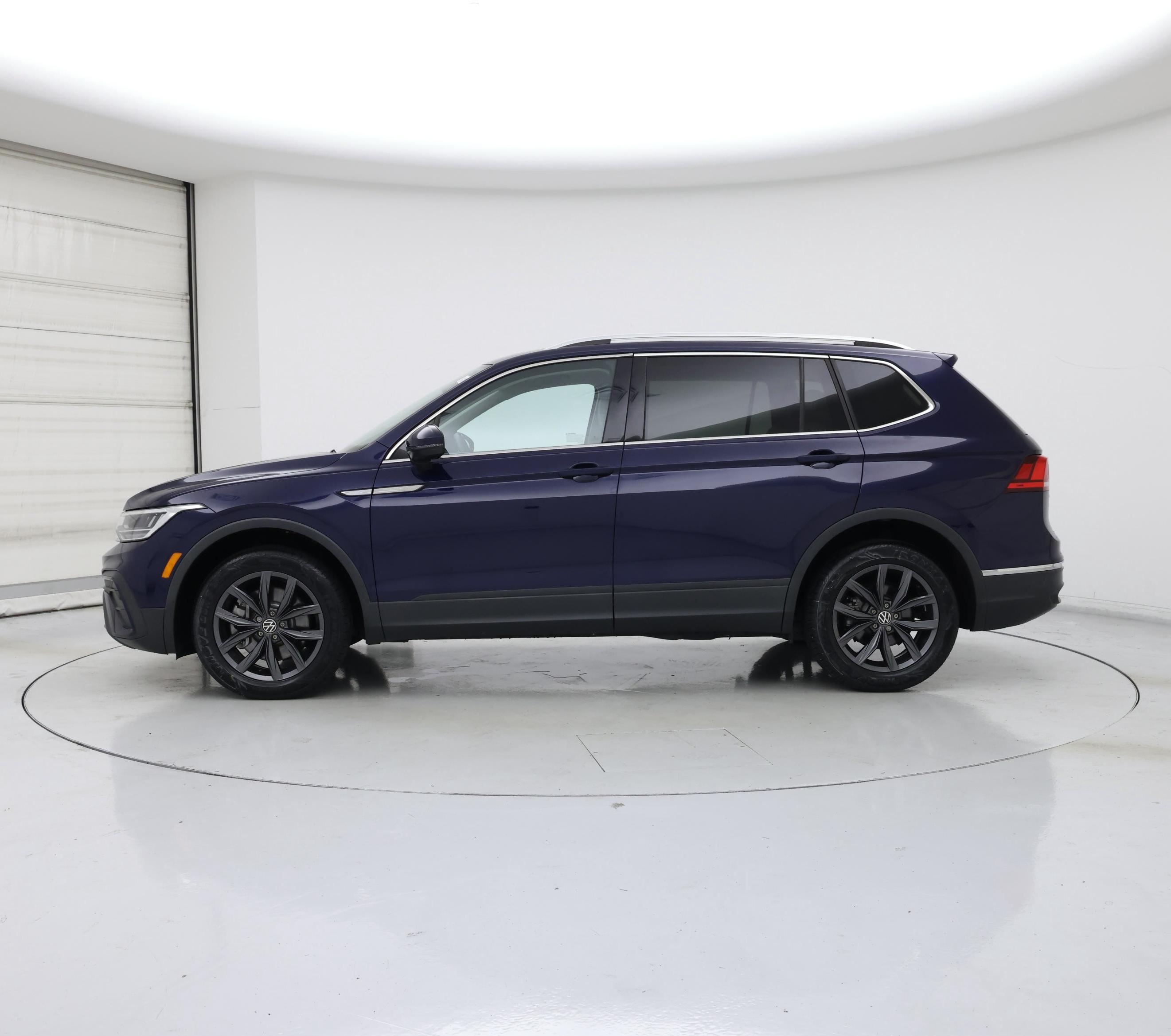 Thumbnail: 2023 Volkswagen Tiguan - 3