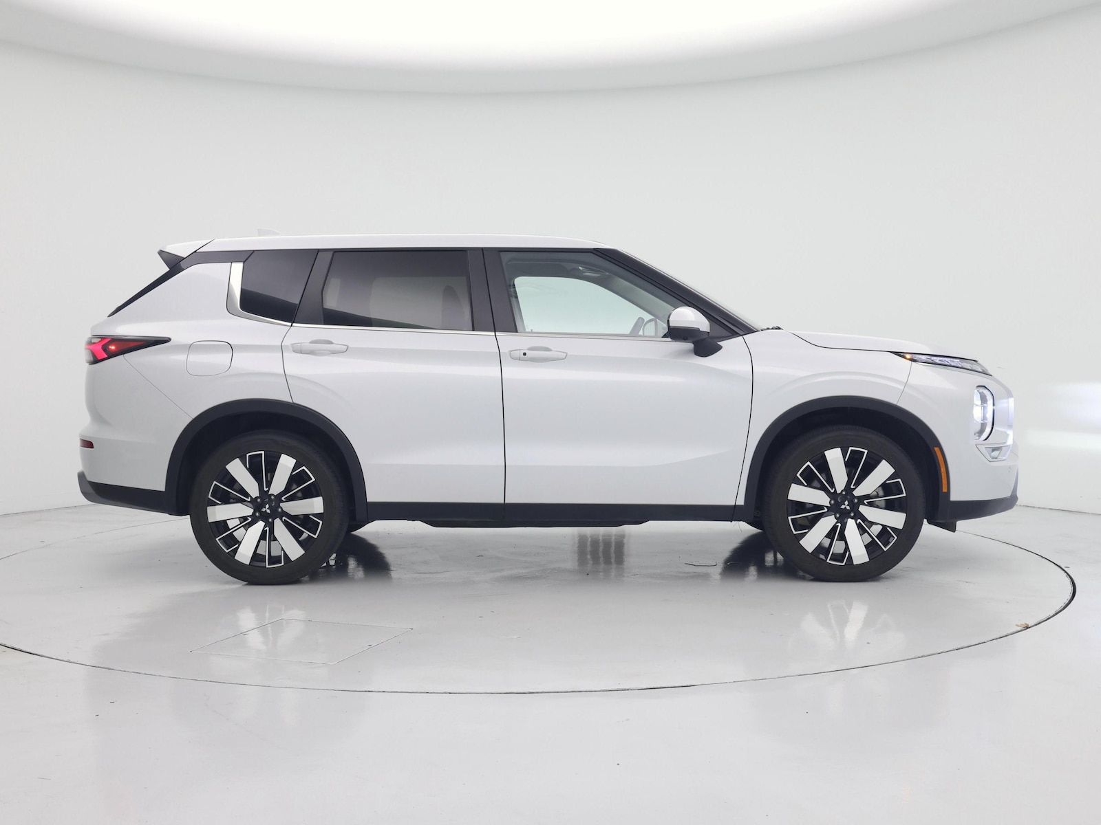2025 Mitsubishi Outlander SE - Photo 8