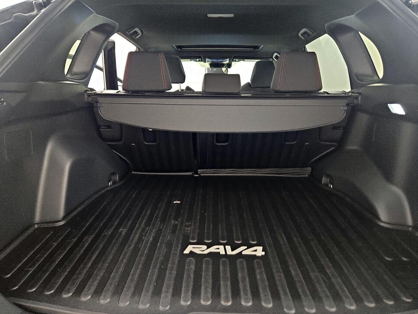 2024 Toyota RAV4 SE - Photo 22