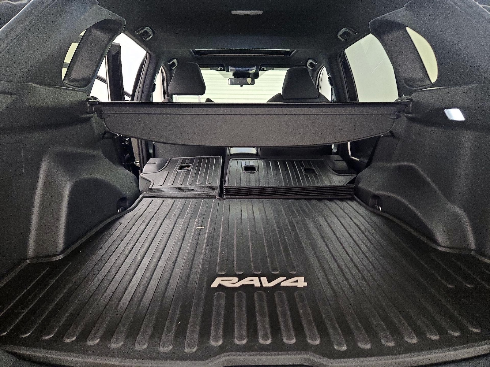2024 Toyota RAV4 SE - Photo 23