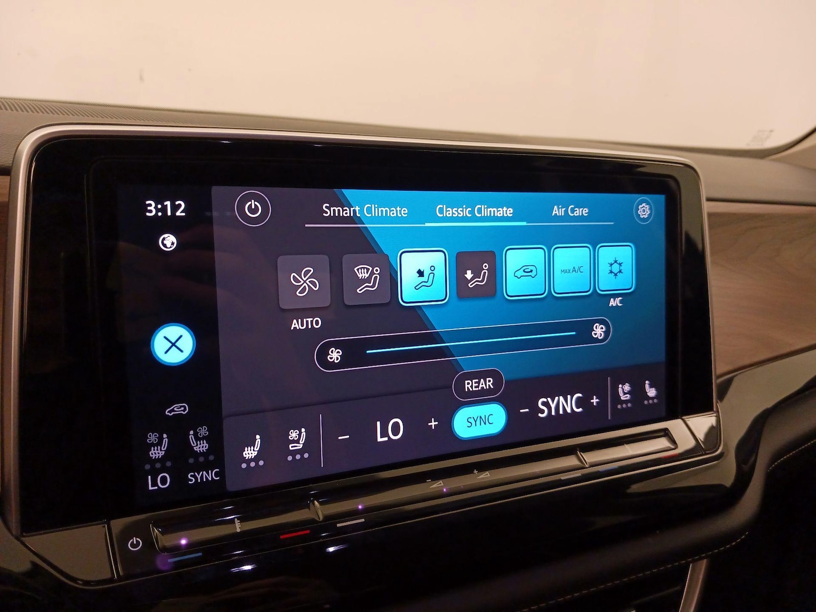 2024 Volkswagen Atlas SE w/Tech - Photo 17