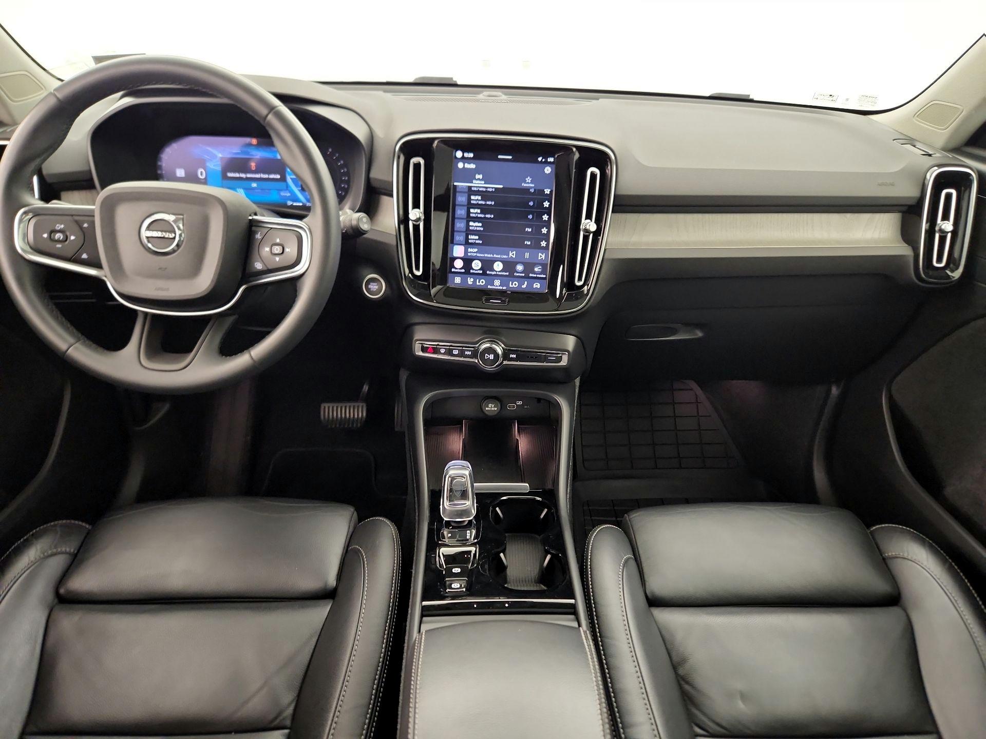 Thumbnail: 2023 Volvo XC40 - 9