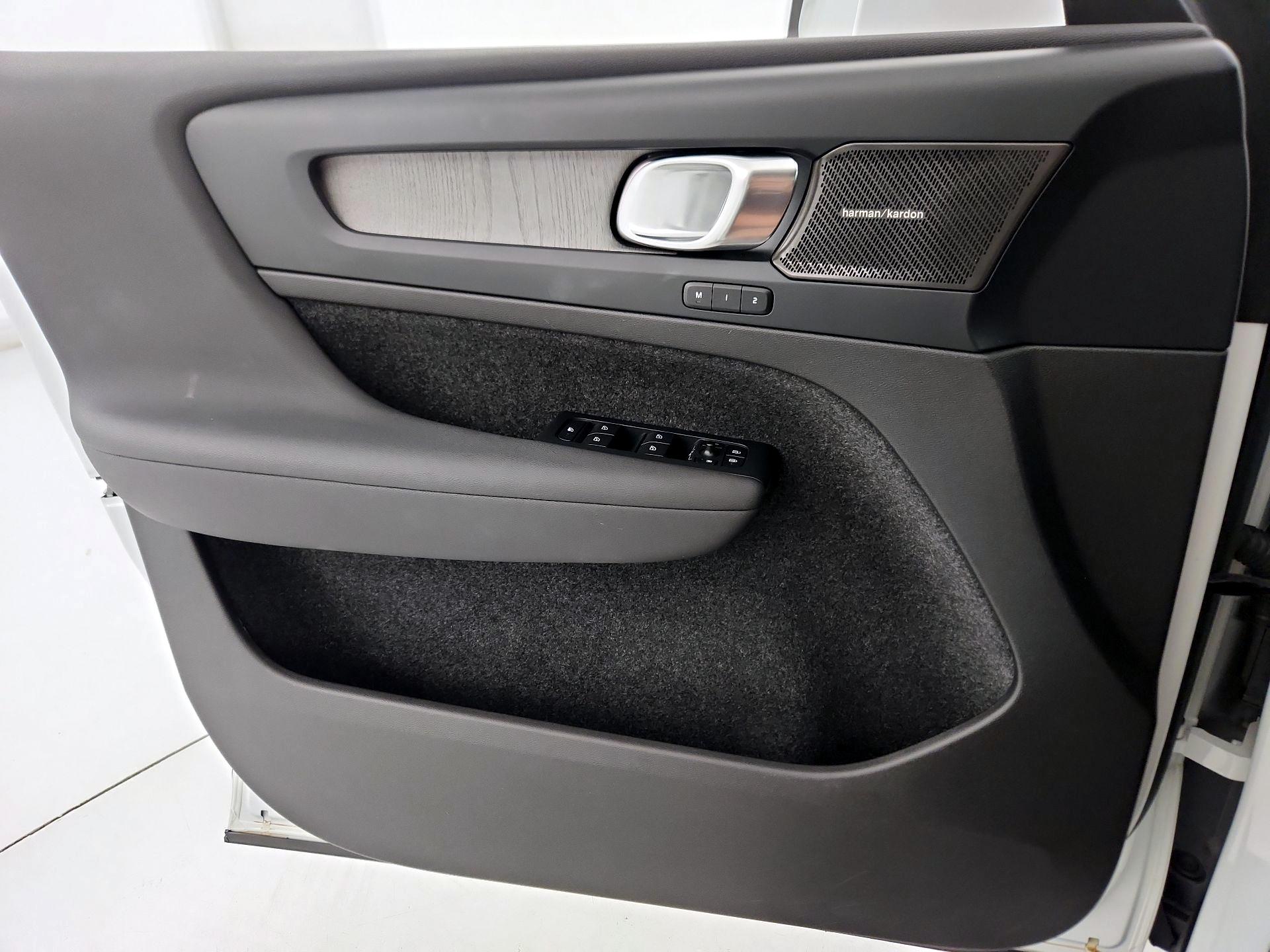 Thumbnail: 2023 Volvo XC40 - 12