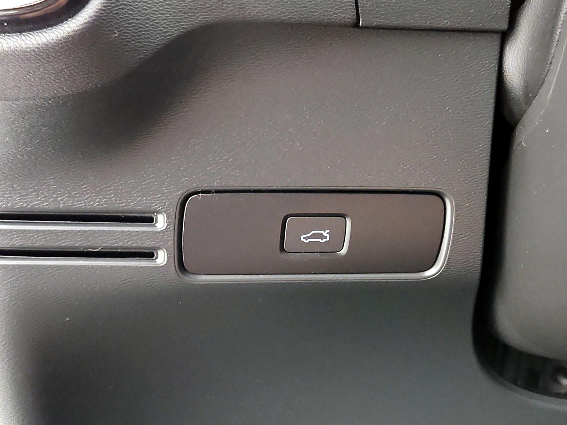 Thumbnail: 2023 Volvo XC40 - 13