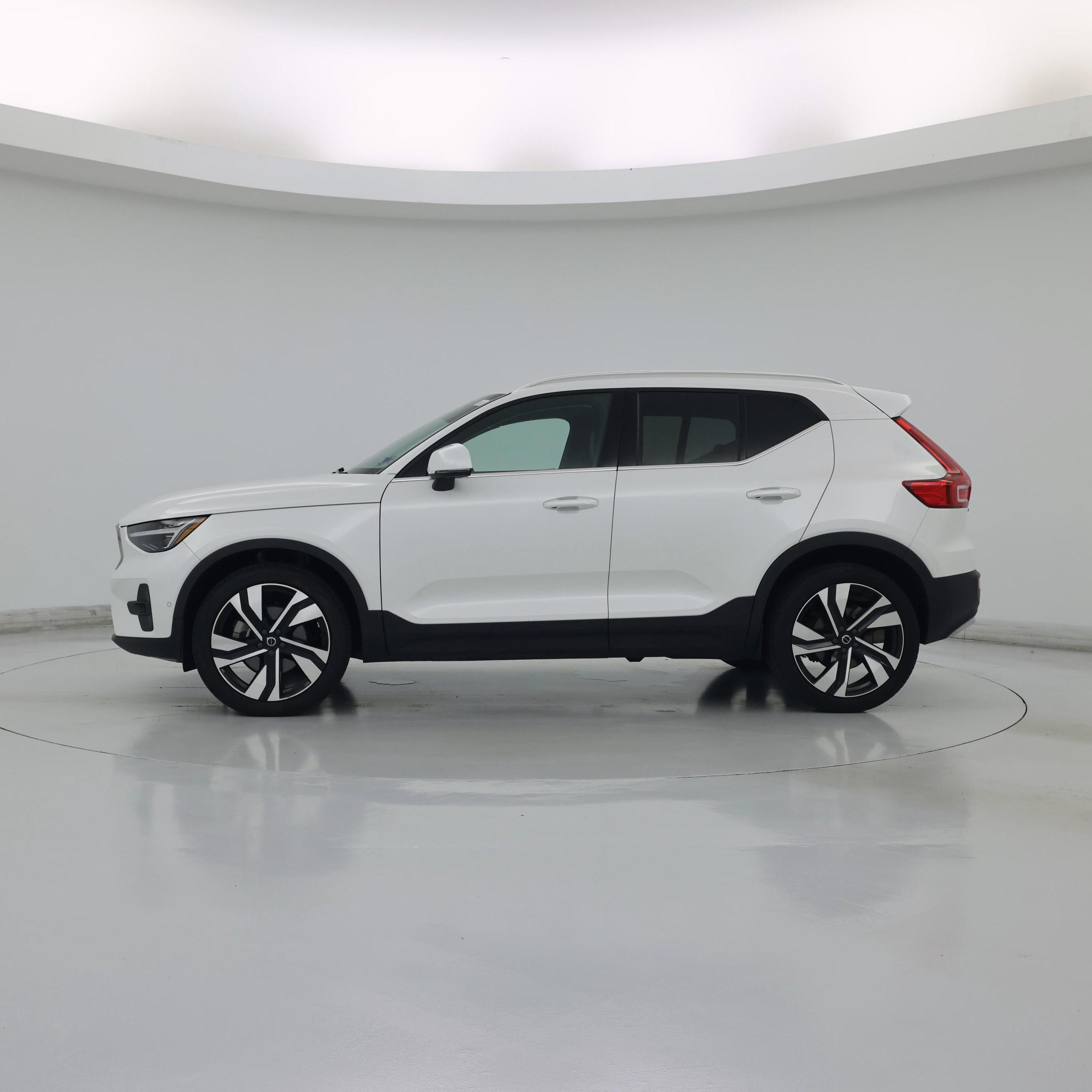Thumbnail: 2023 Volvo XC40 - 3