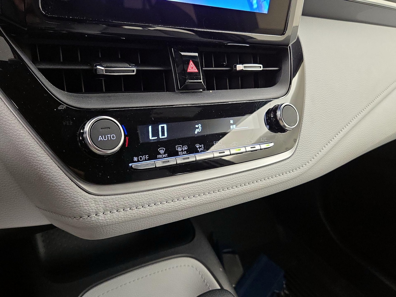 2025 Toyota Corolla Hatchback SE - Photo 17