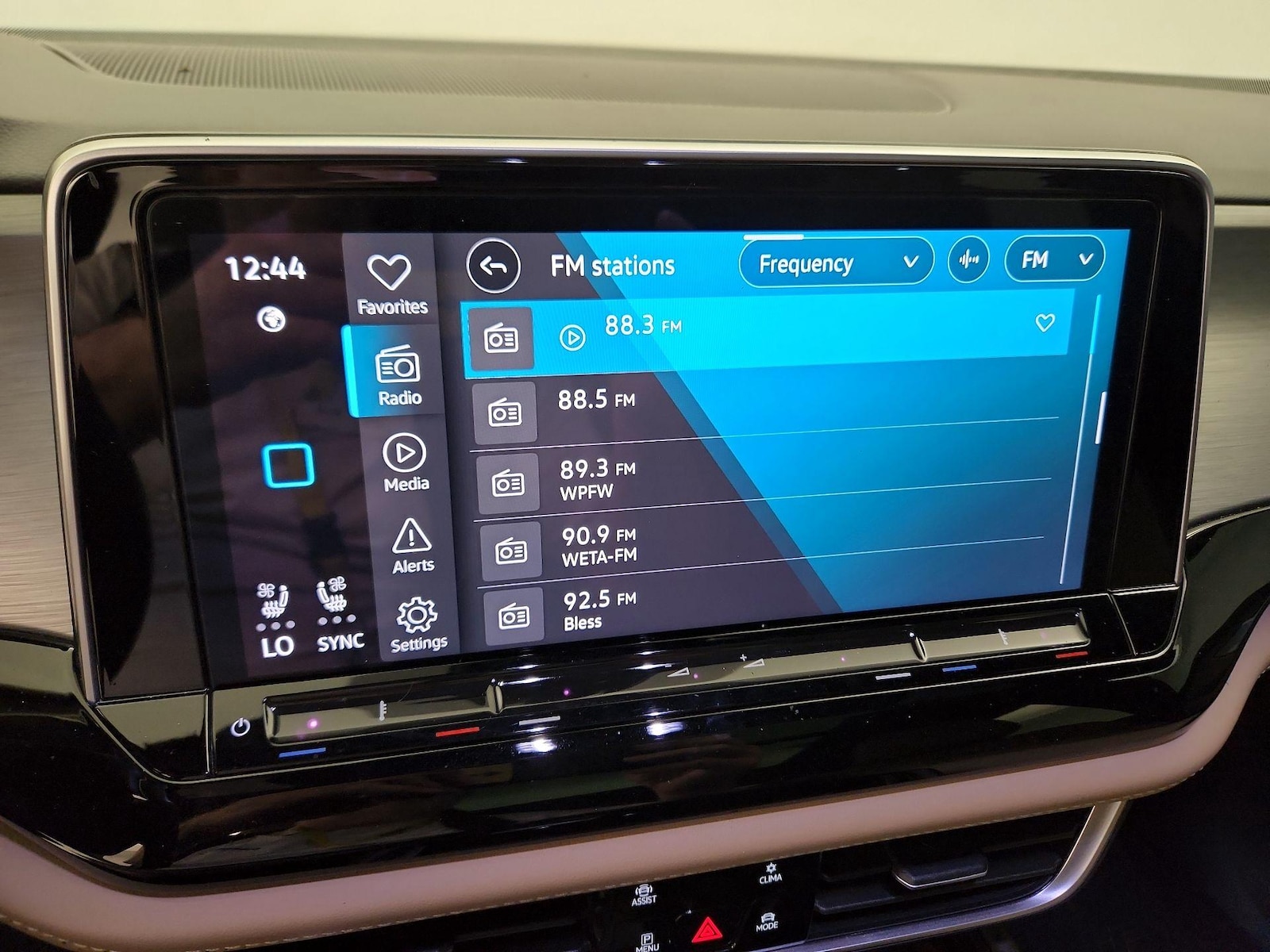 2024 Volkswagen Atlas Cross Sport SE w/Tech - Photo 17