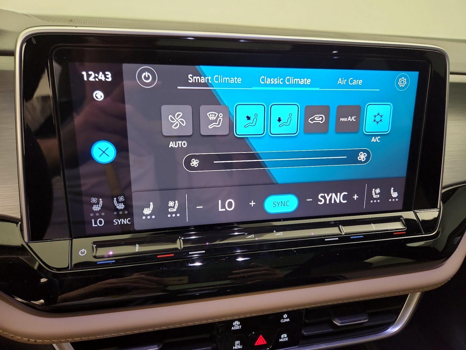 2024 Volkswagen Atlas Cross Sport SE w/Tech - Photo 18