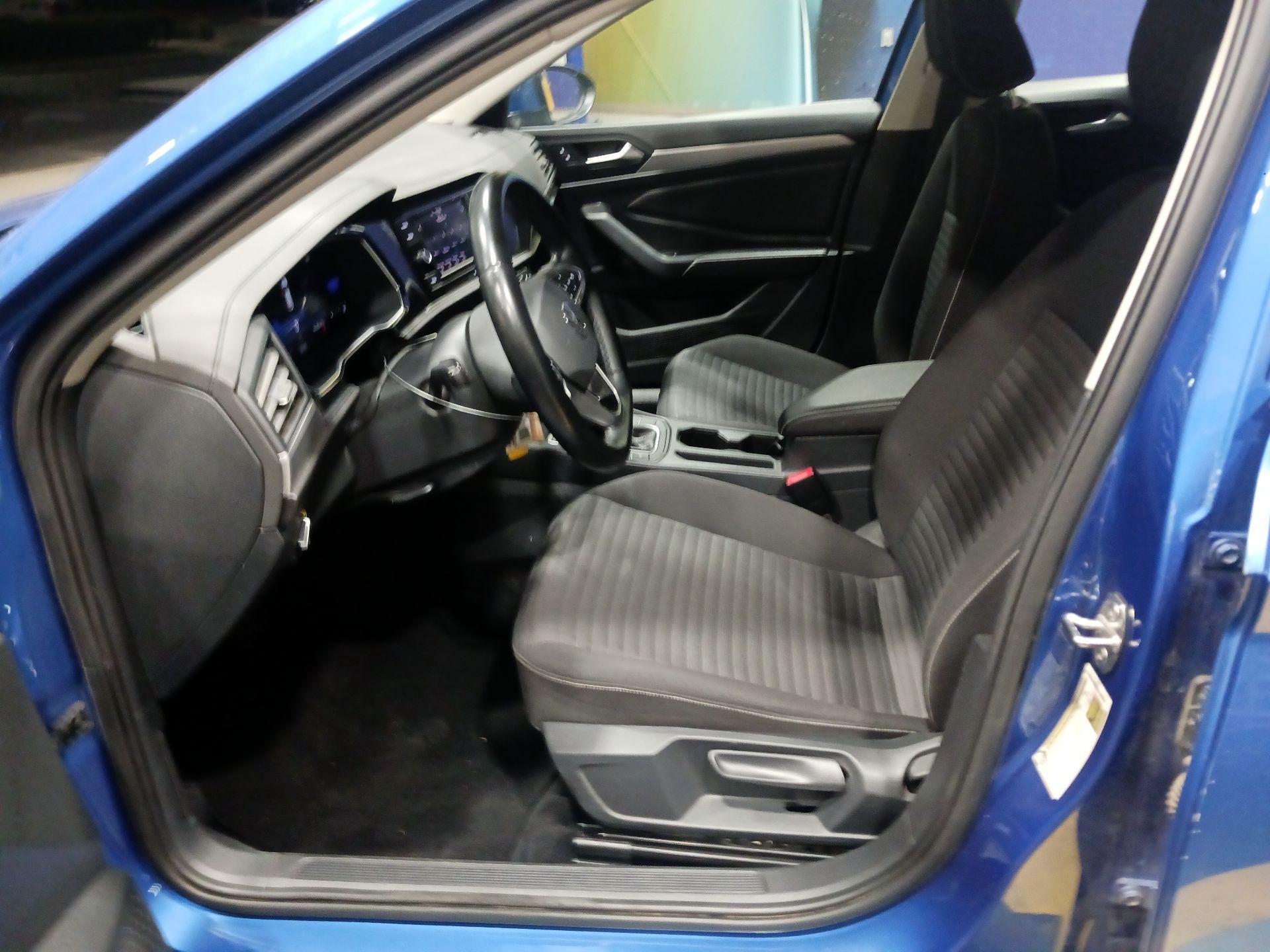 Thumbnail: 2024 Volkswagen Jetta - 9