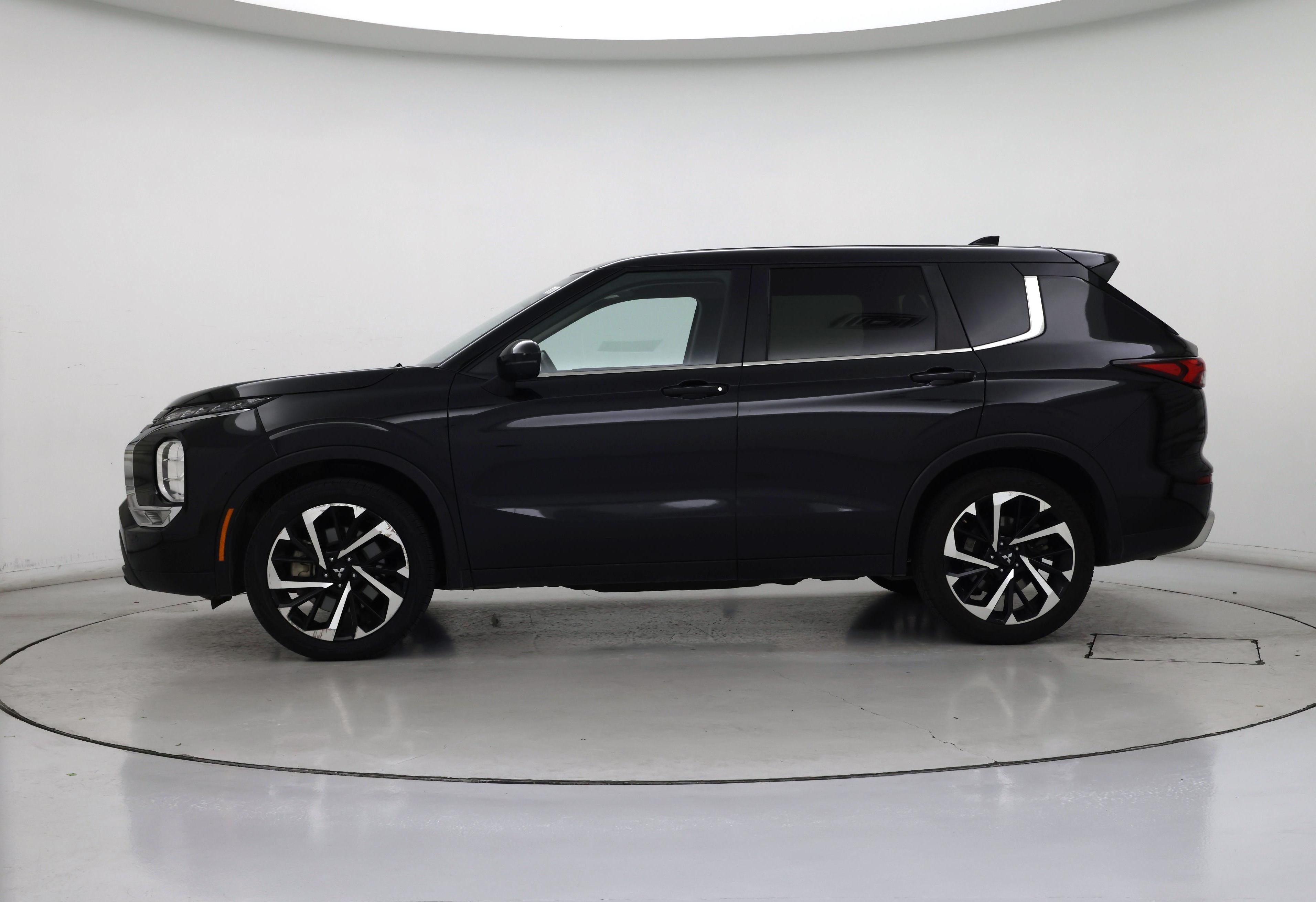 Thumbnail: 2024 Mitsubishi Outlander - 3