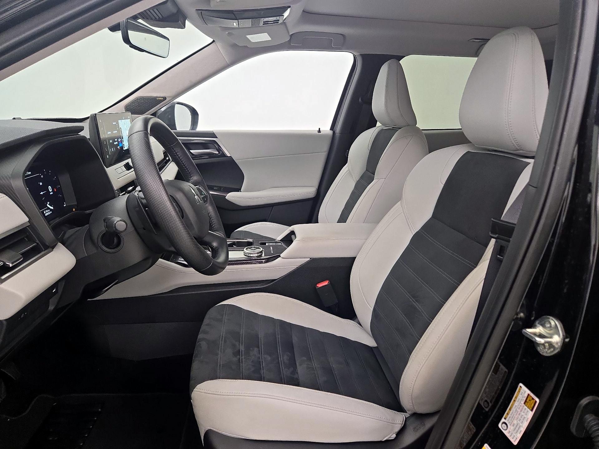 Thumbnail: 2025 Mitsubishi Outlander - 11