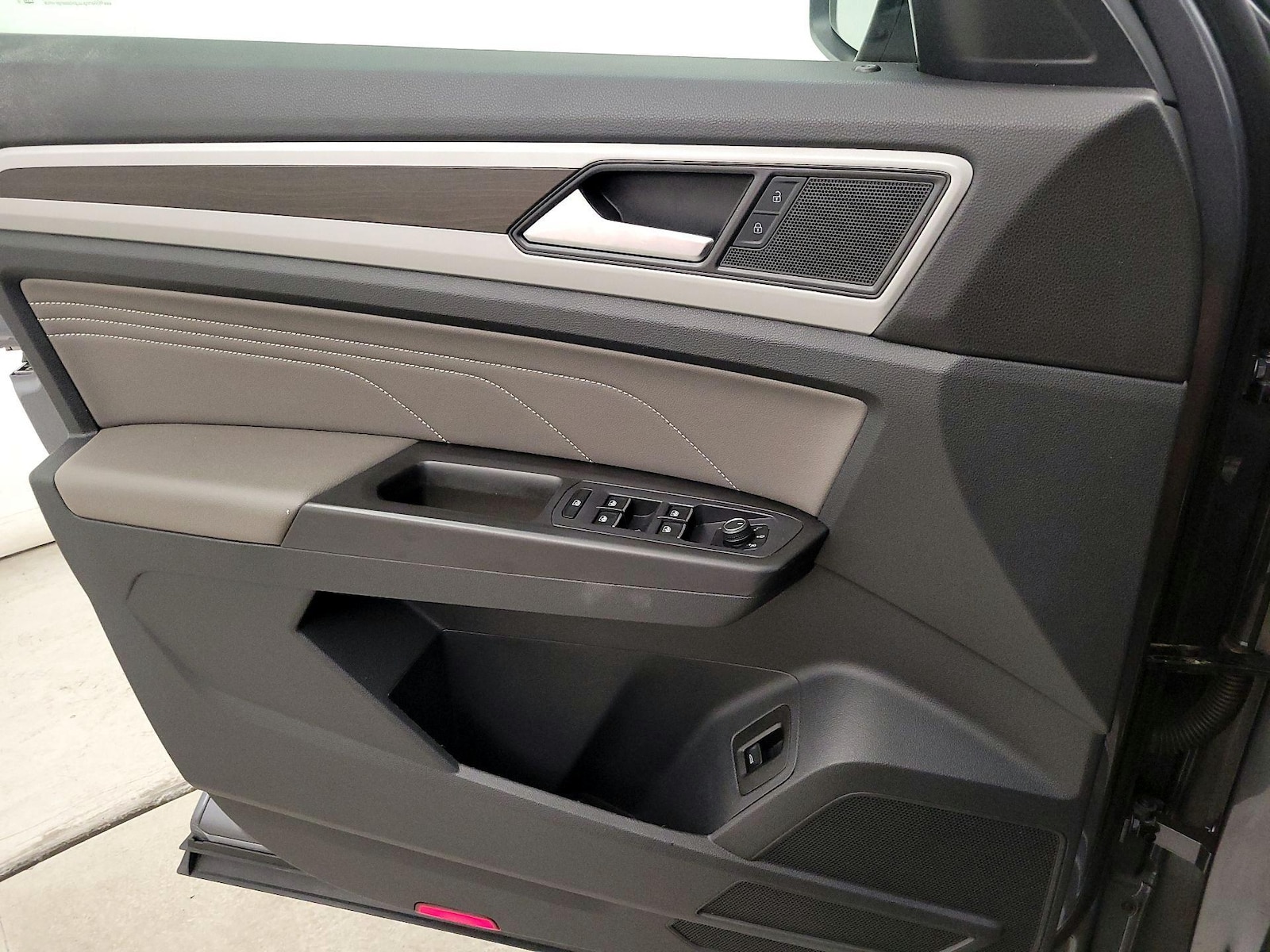2022 Volkswagen Atlas SE w/Tech - Photo 13